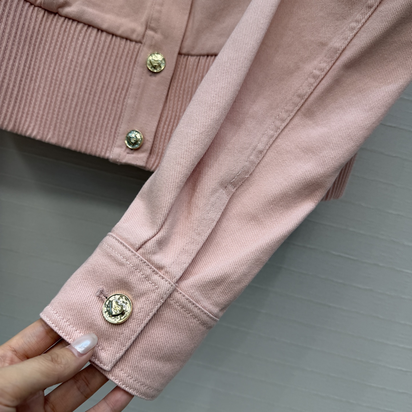 独家首发🍒Cha*25k新品！气质爱心💗双c牛仔夹克外套，气质翻领小短款束摆版型上身高挑又显瘦，定制心形