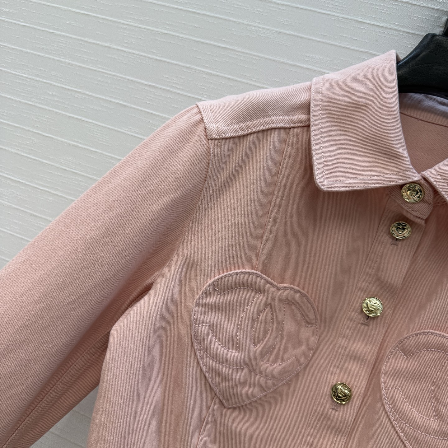 独家首发🍒Cha*25k新品！气质爱心💗双c牛仔夹克外套，气质翻领小短款束摆版型上身高挑又显瘦，定制心形