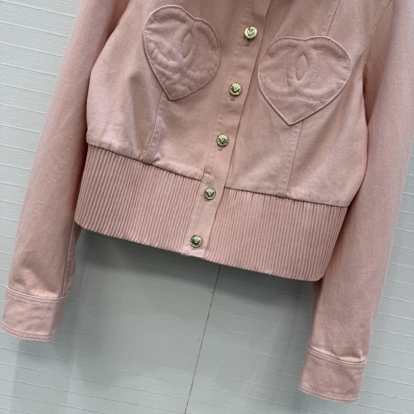 独家首发🍒Cha*25k新品！气质爱心💗双c牛仔夹克外套，气质翻领小短款束摆版型上身高挑又显瘦，定制心形