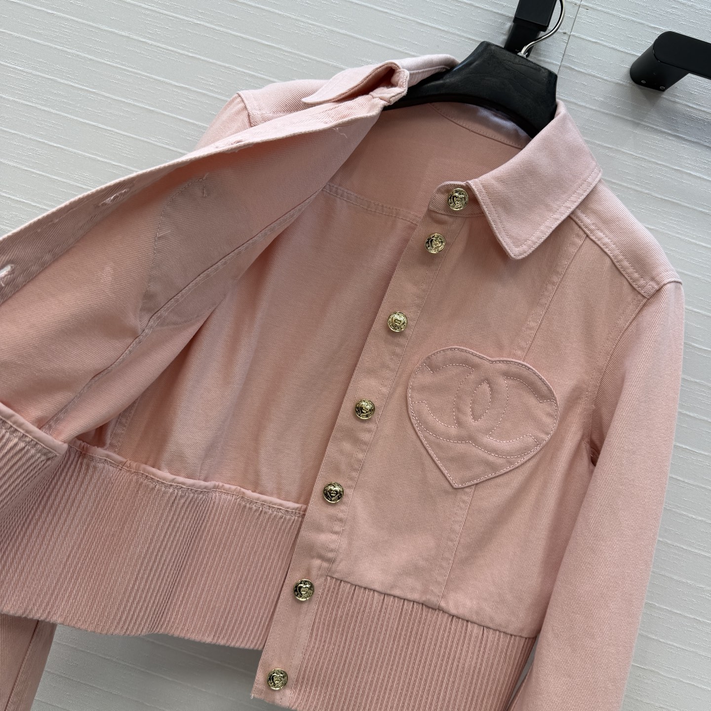 独家首发🍒Cha*25k新品！气质爱心💗双c牛仔夹克外套，气质翻领小短款束摆版型上身高挑又显瘦，定制心形