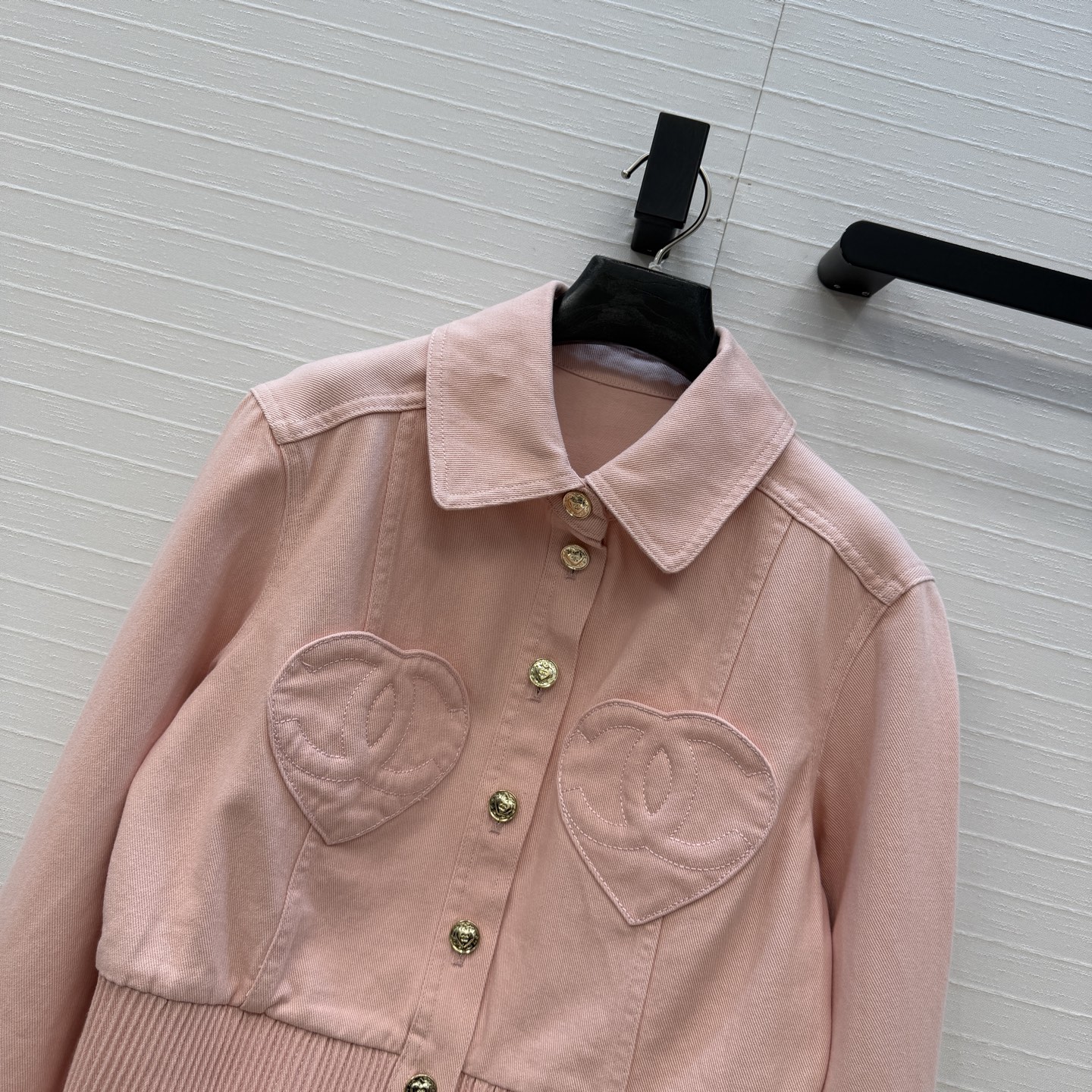 独家首发🍒Cha*25k新品！气质爱心💗双c牛仔夹克外套，气质翻领小短款束摆版型上身高挑又显瘦，定制心形