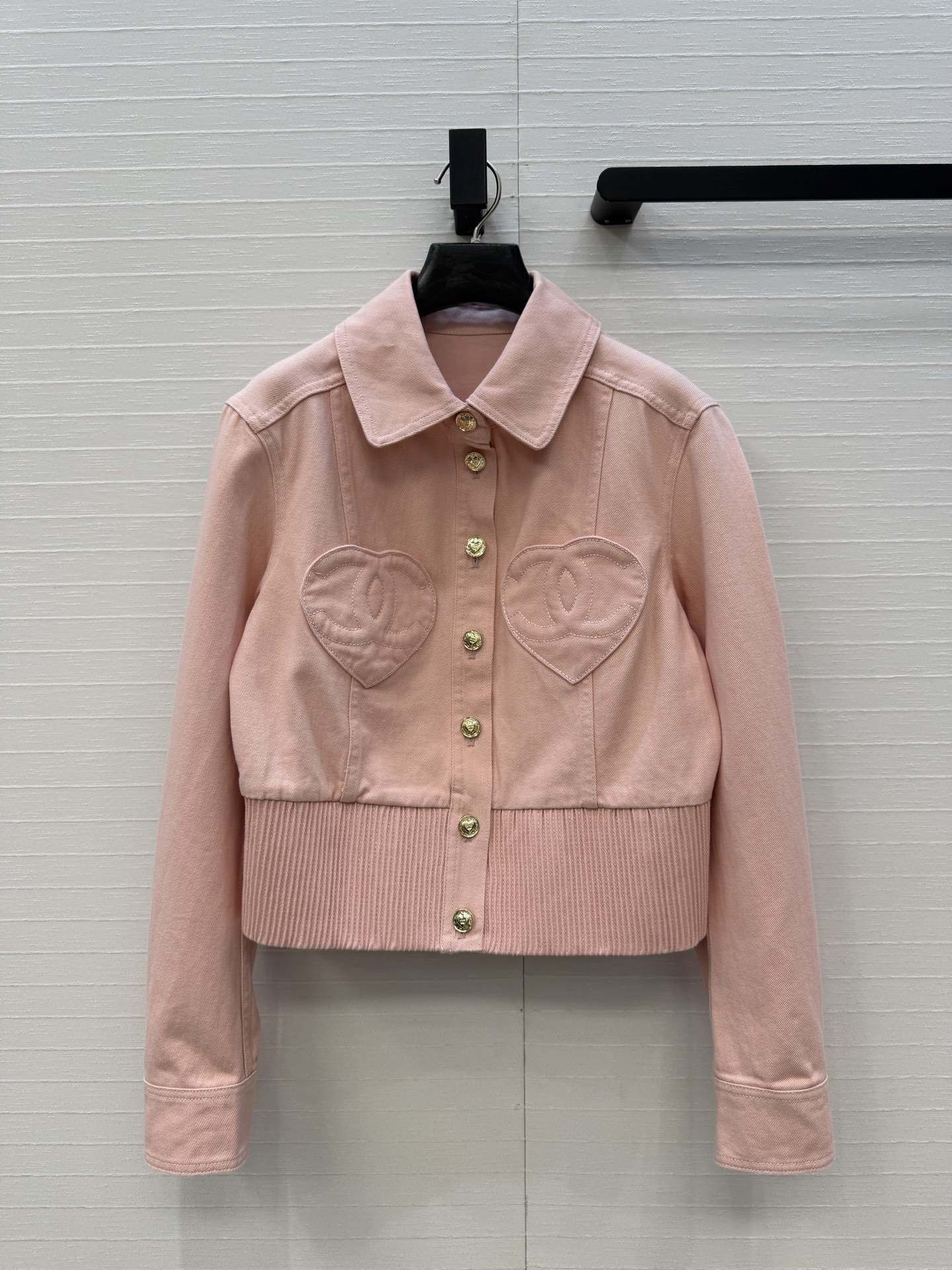 独家首发🍒Cha*25k新品！气质爱心💗双c牛仔夹克外套，气质翻领小短款束摆版型上身高挑又显瘦，定制心形