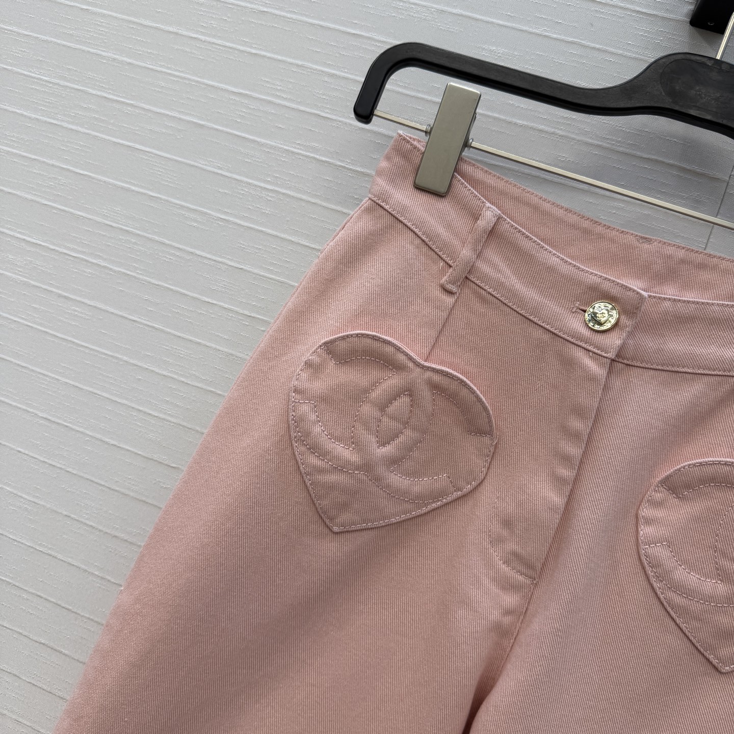 独家首发🍒Cha*25k新品！气质爱心💗双c牛仔长裤，中高腰微喇裤版型剪裁上身高挑又显瘦，定制心形双c口