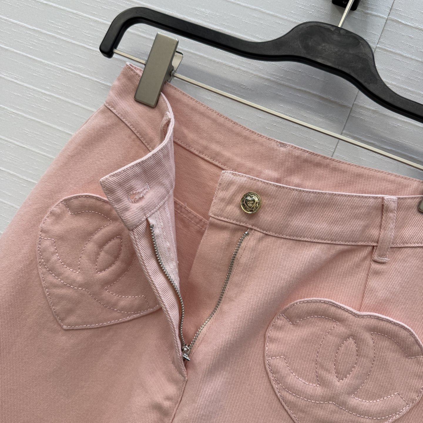 独家首发🍒Cha*25k新品！气质爱心💗双c牛仔长裤，中高腰微喇裤版型剪裁上身高挑又显瘦，定制心形双c口