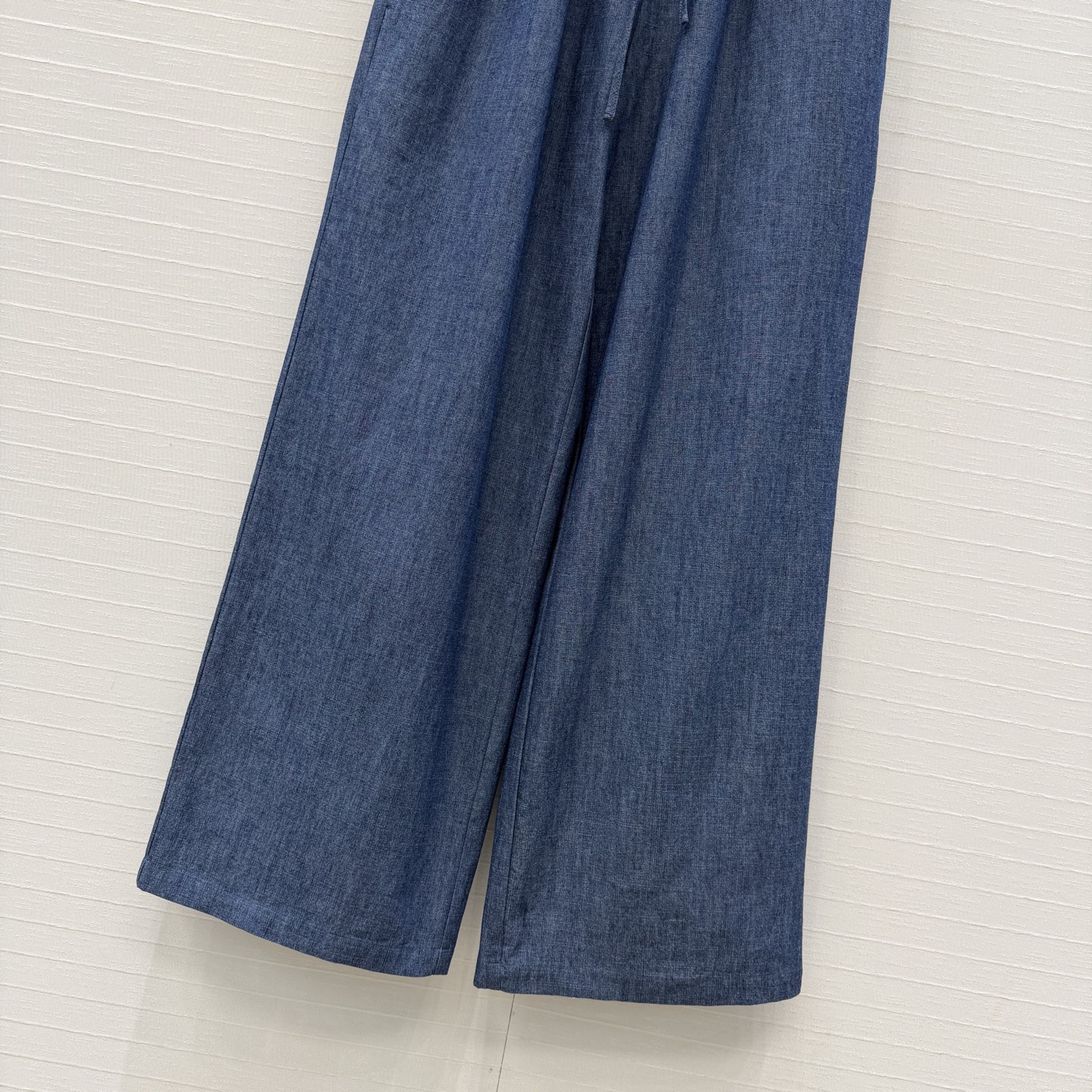 独家首发❤️Alai*新品老钱优雅风荷叶边阔腿休闲裤，经典抽绳松紧腰设计，腰部有双层叠搭的装饰结构增加了