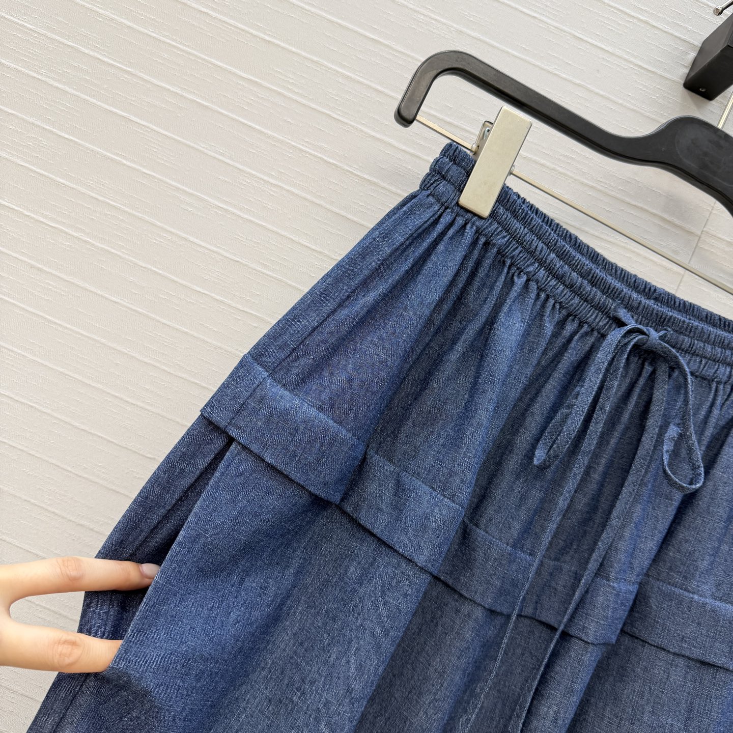 独家首发❤️Alai*新品老钱优雅风荷叶边阔腿休闲裤，经典抽绳松紧腰设计，腰部有双层叠搭的装饰结构增加了