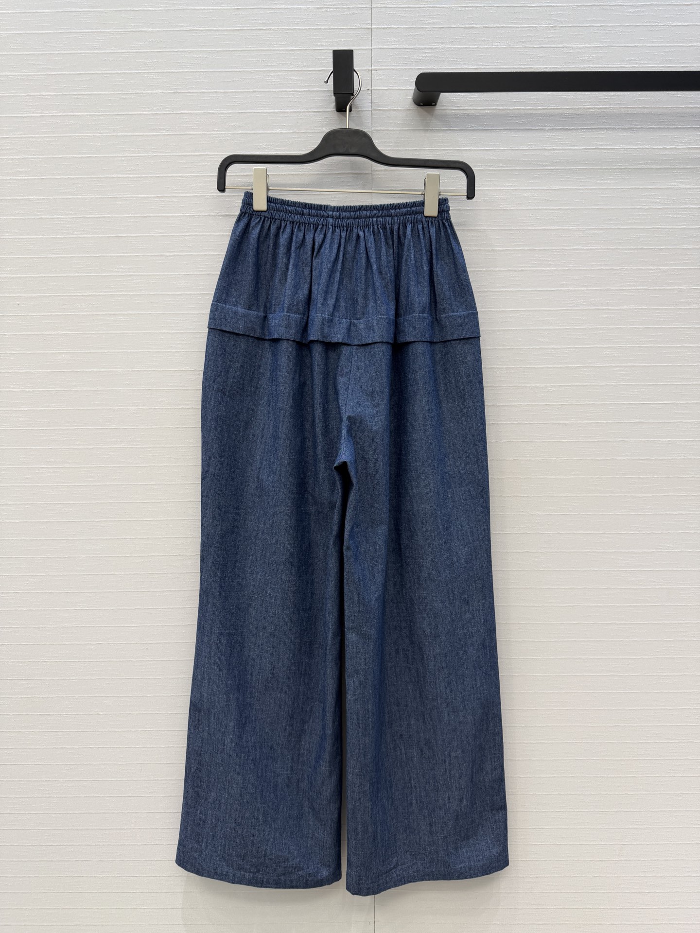 独家首发❤️Alai*新品老钱优雅风荷叶边阔腿休闲裤，经典抽绳松紧腰设计，腰部有双层叠搭的装饰结构增加了