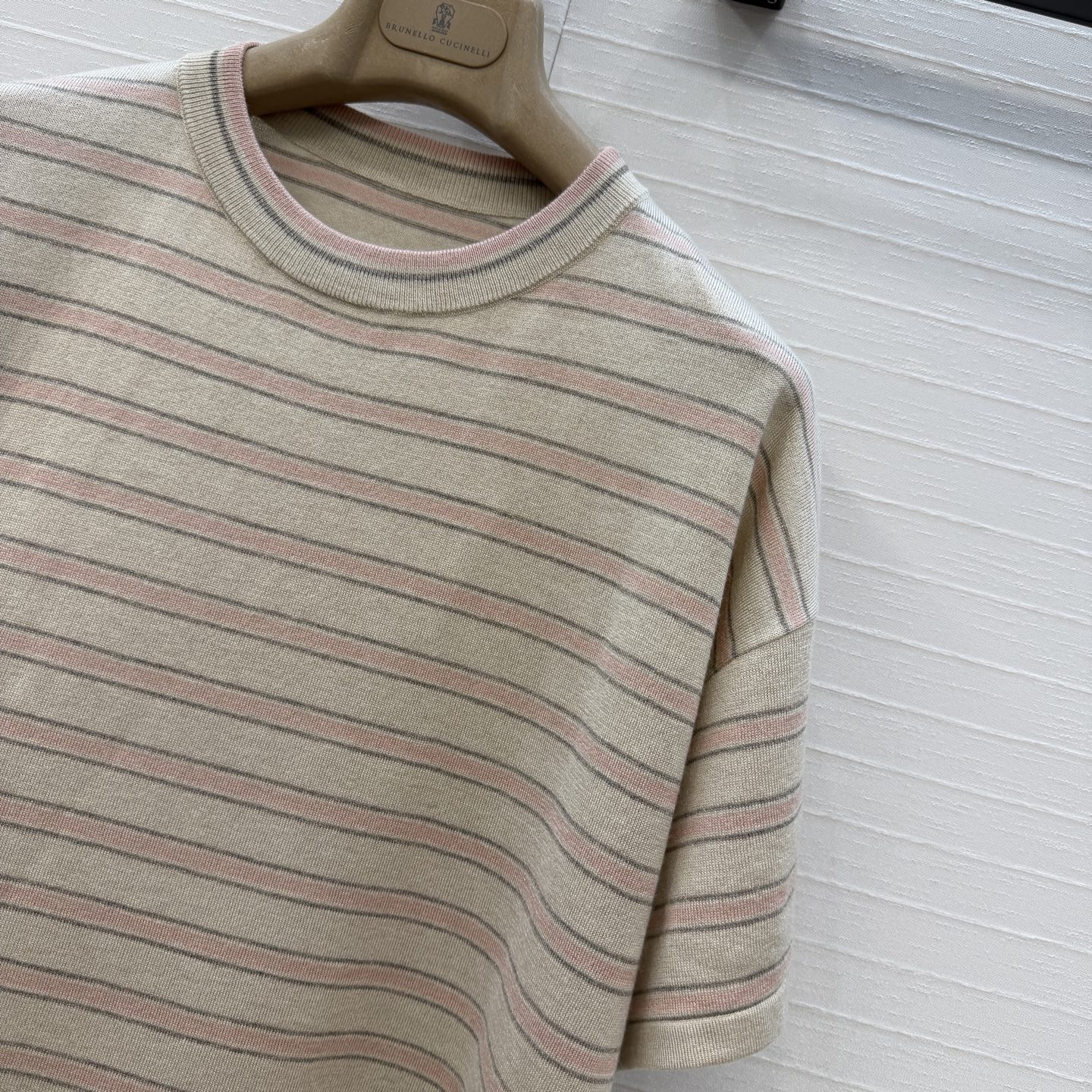 独家首发🍒高端原单品质！行走的高定 Bc老钱风穿搭，意大利美学配色条纹落肩短袖上衣。进口轻盈羊绒纱线瑞士