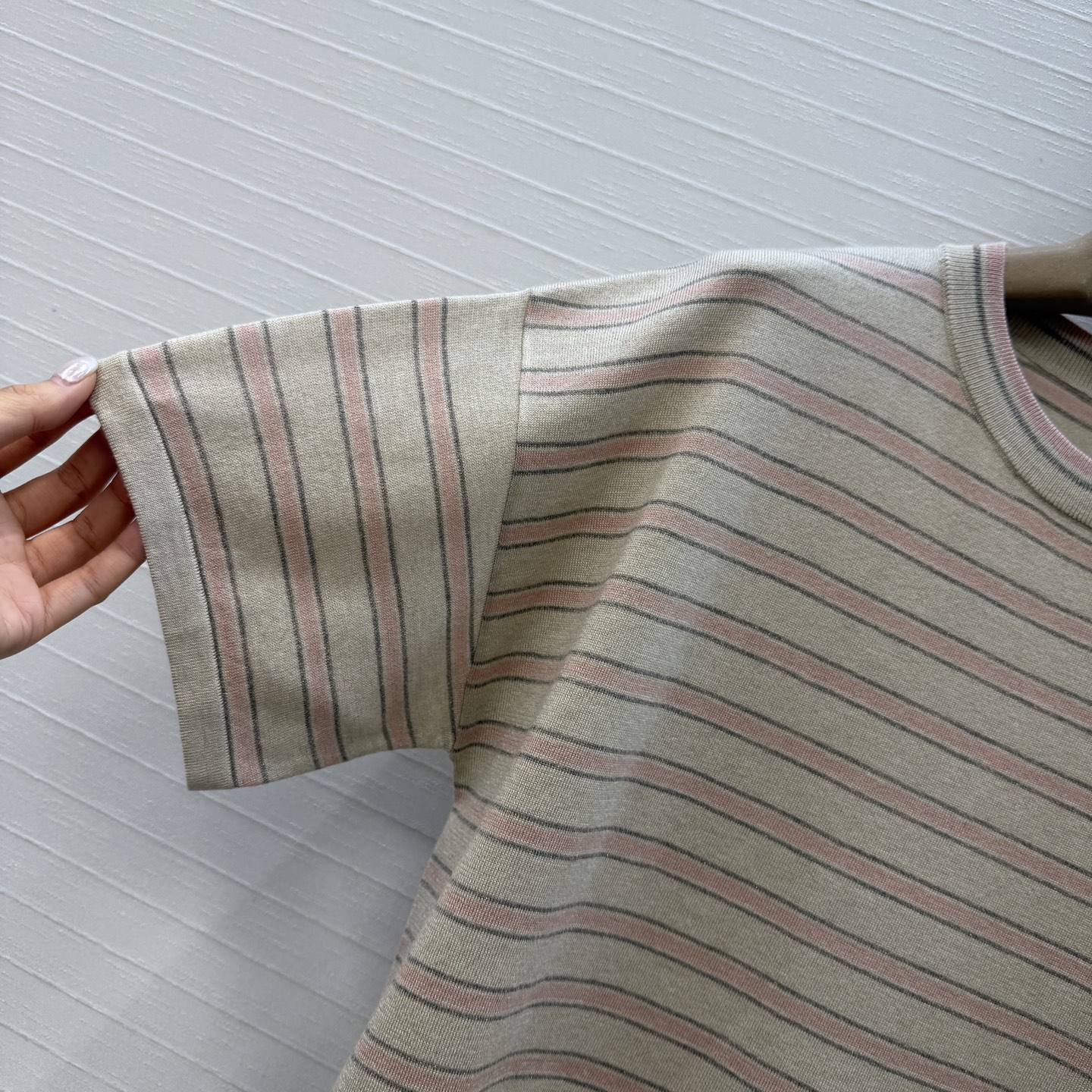 独家首发🍒高端原单品质！行走的高定 Bc老钱风穿搭，意大利美学配色条纹落肩短袖上衣。进口轻盈羊绒纱线瑞士