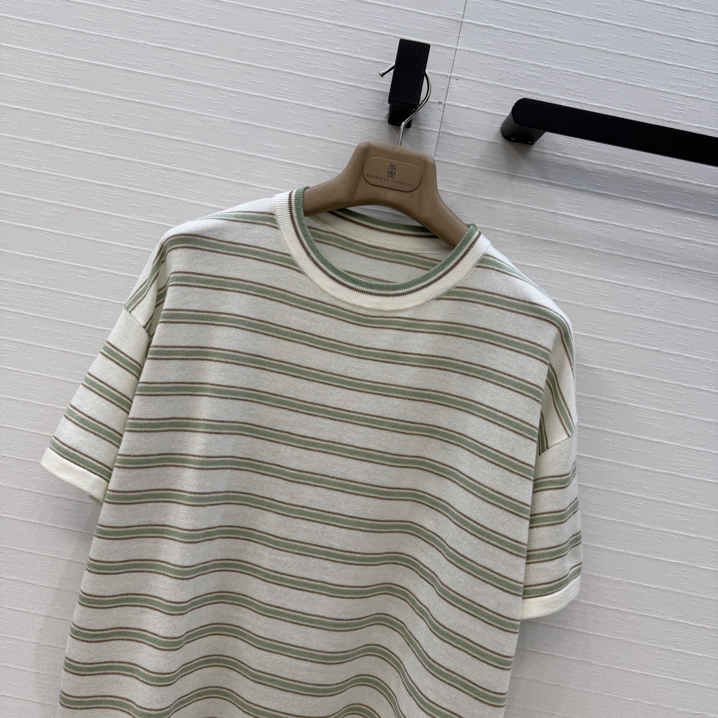 独家首发🍒高端原单品质！行走的高定 Bc老钱风穿搭，意大利美学配色条纹落肩短袖上衣。进口轻盈羊绒纱线瑞士