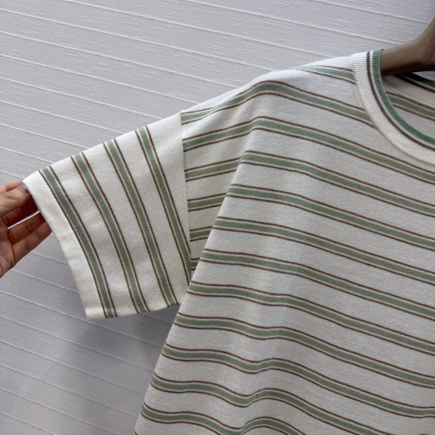 独家首发🍒高端原单品质！行走的高定 Bc老钱风穿搭，意大利美学配色条纹落肩短袖上衣。进口轻盈羊绒纱线瑞士