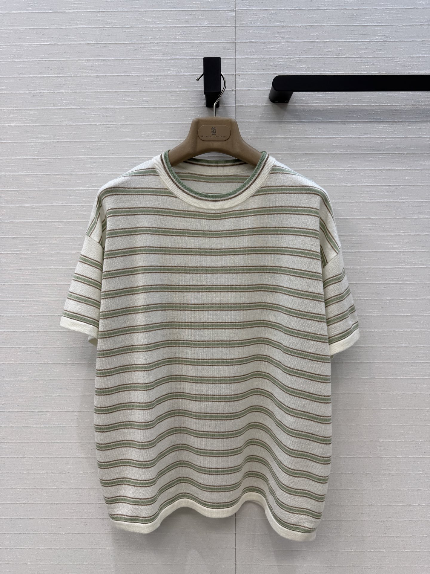 NO:723857,Exclusive first release of high-end original order quality!  Walking high-end Bc old money style outfit, Italian aesthetic color matching striped off-shoulder short-sleeved top. Imported light cashmere yarn and Swiss machine 18 knitting technology create a low-key luxury sense of high-end!  The loose version has a lazy and elegant temperament. It is classic and does not flatter the upper body and is super slim. Two-color sizes S-L. Size M, dropped shoulders, bust 110, length 61..., women's clothing, T-shirt,19860909独家首发高端原单品质！行走的高定 Bc老钱风穿搭,意大利美学配色条纹落肩短袖上衣.进口轻盈羊绒纱线瑞士机18针织工艺打造低调奢华的高级感！宽松版型慵懒气质随性优雅.经典不挑人上身超显瘦,两色S-L码.M码,落肩,胸围110,衣长61..,女装,T-shirt,,Women's clothing