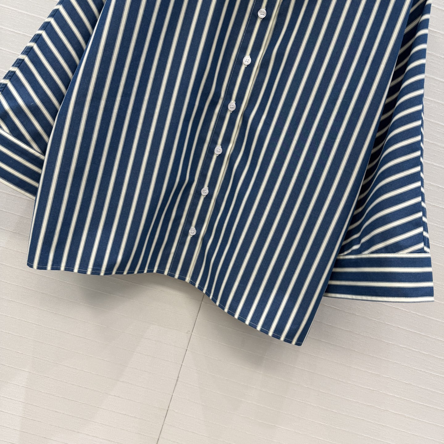 强烈推荐❤️Bc新品老钱休闲风穿搭！蓝色竖条纹衬衫，宽松短款剪裁版型轻松打造慵懒休闲风✨。条纹元素复古又