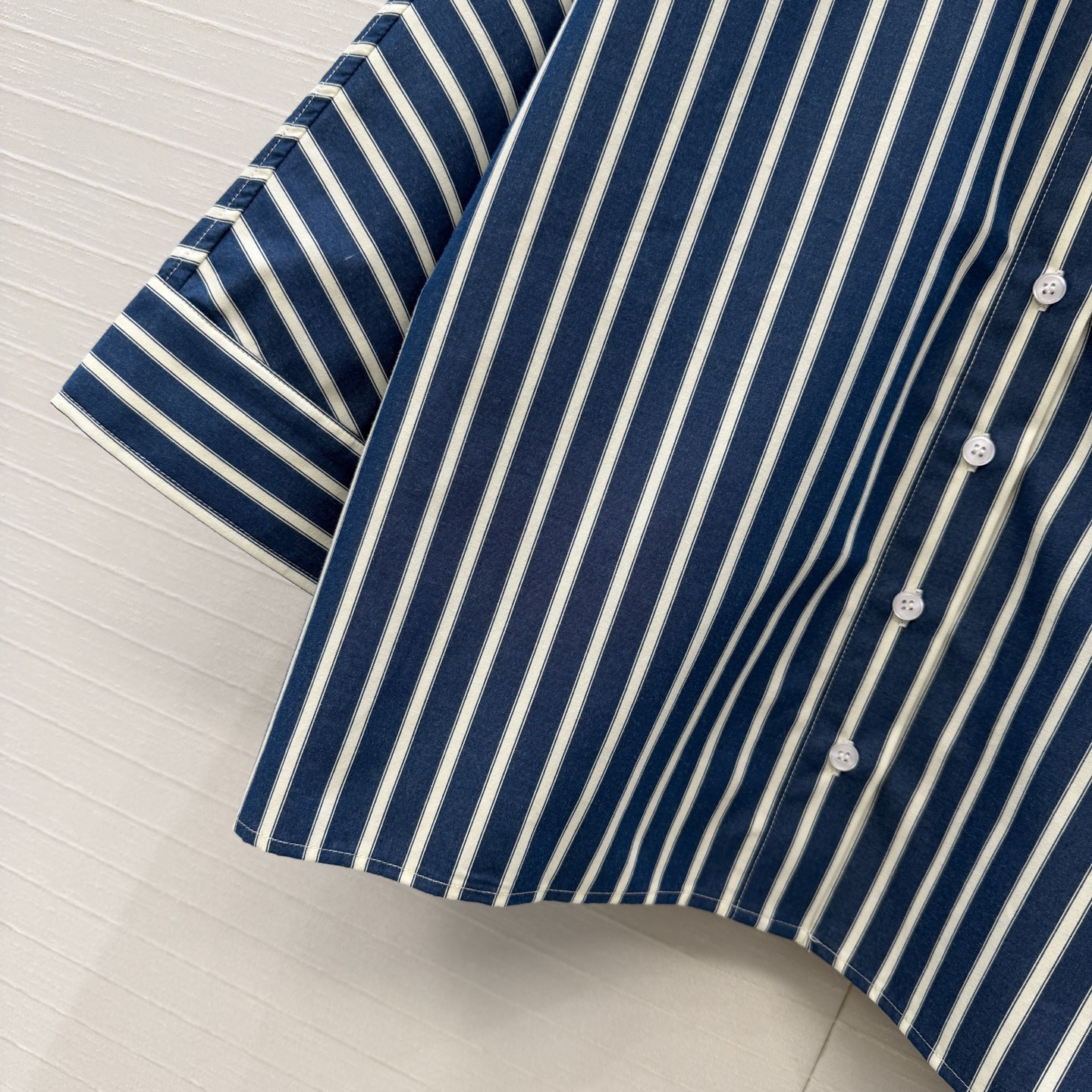 强烈推荐❤️Bc新品老钱休闲风穿搭！蓝色竖条纹衬衫，宽松短款剪裁版型轻松打造慵懒休闲风✨。条纹元素复古又