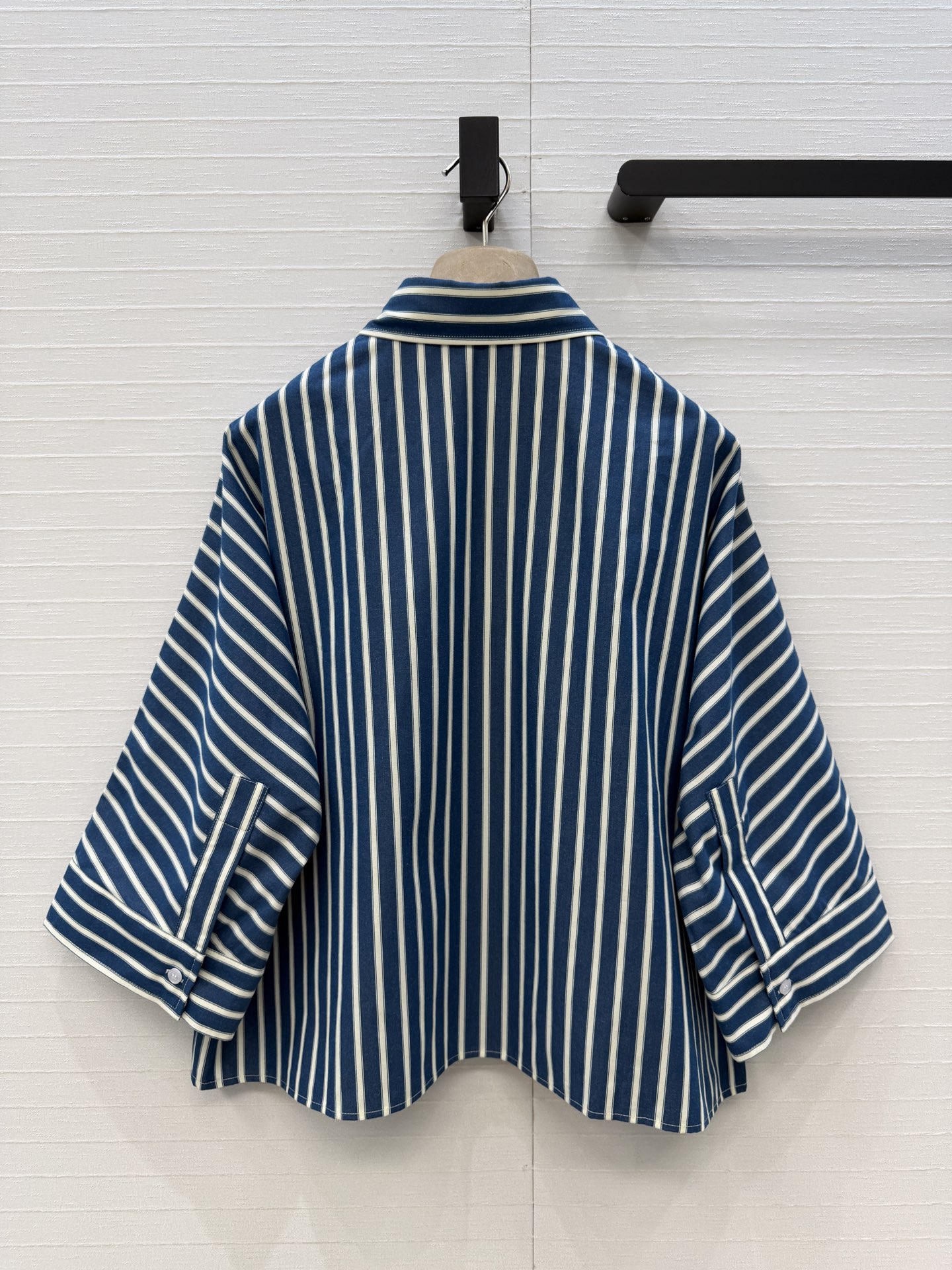 强烈推荐❤️Bc新品老钱休闲风穿搭！蓝色竖条纹衬衫，宽松短款剪裁版型轻松打造慵懒休闲风✨。条纹元素复古又