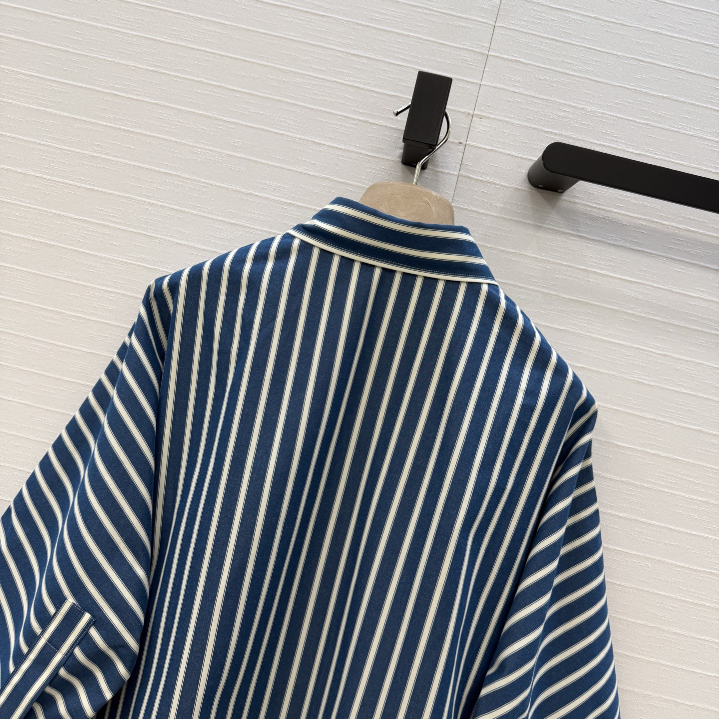 强烈推荐❤️Bc新品老钱休闲风穿搭！蓝色竖条纹衬衫，宽松短款剪裁版型轻松打造慵懒休闲风✨。条纹元素复古又