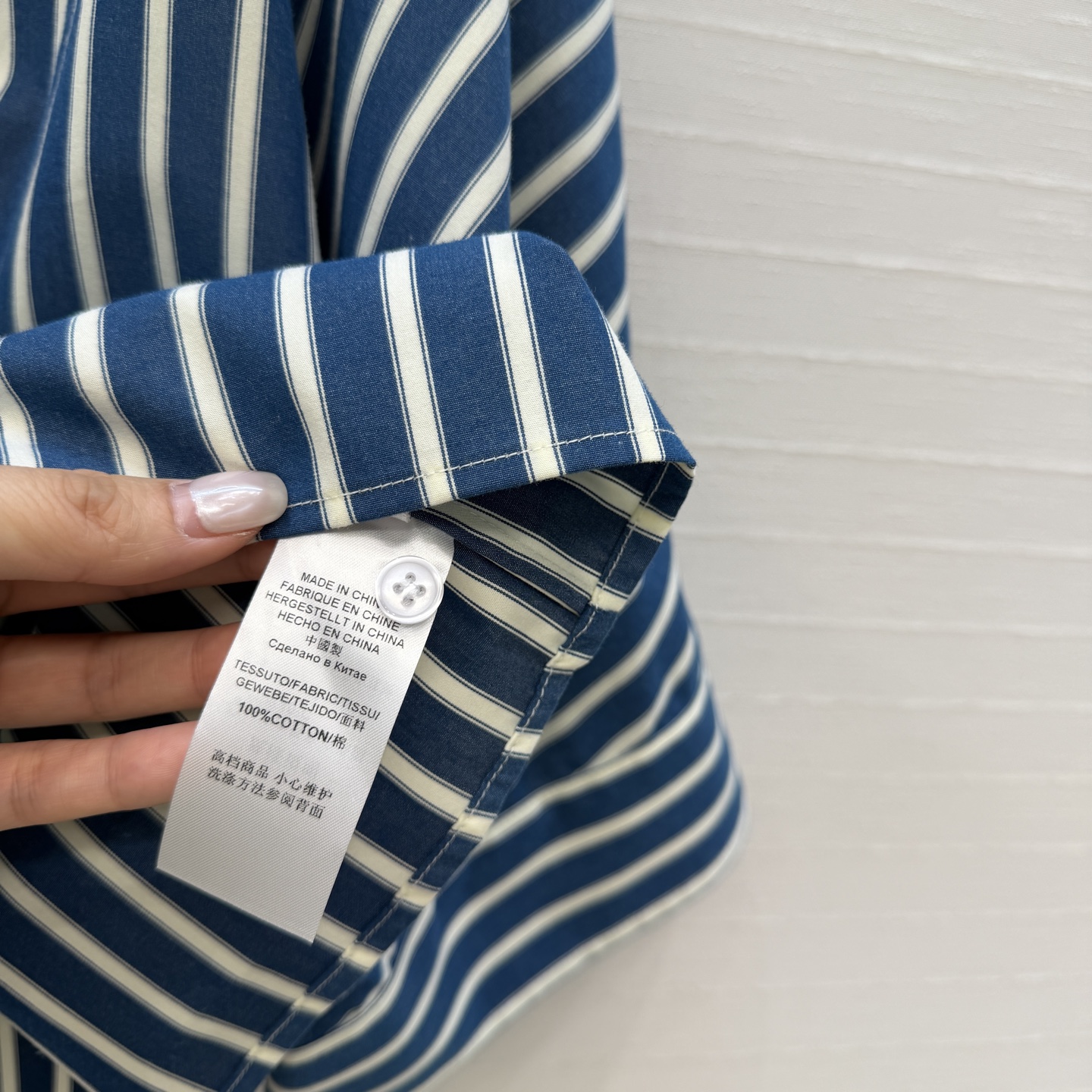 强烈推荐❤️Bc新品老钱休闲风穿搭！蓝色竖条纹衬衫，宽松短款剪裁版型轻松打造慵懒休闲风✨。条纹元素复古又