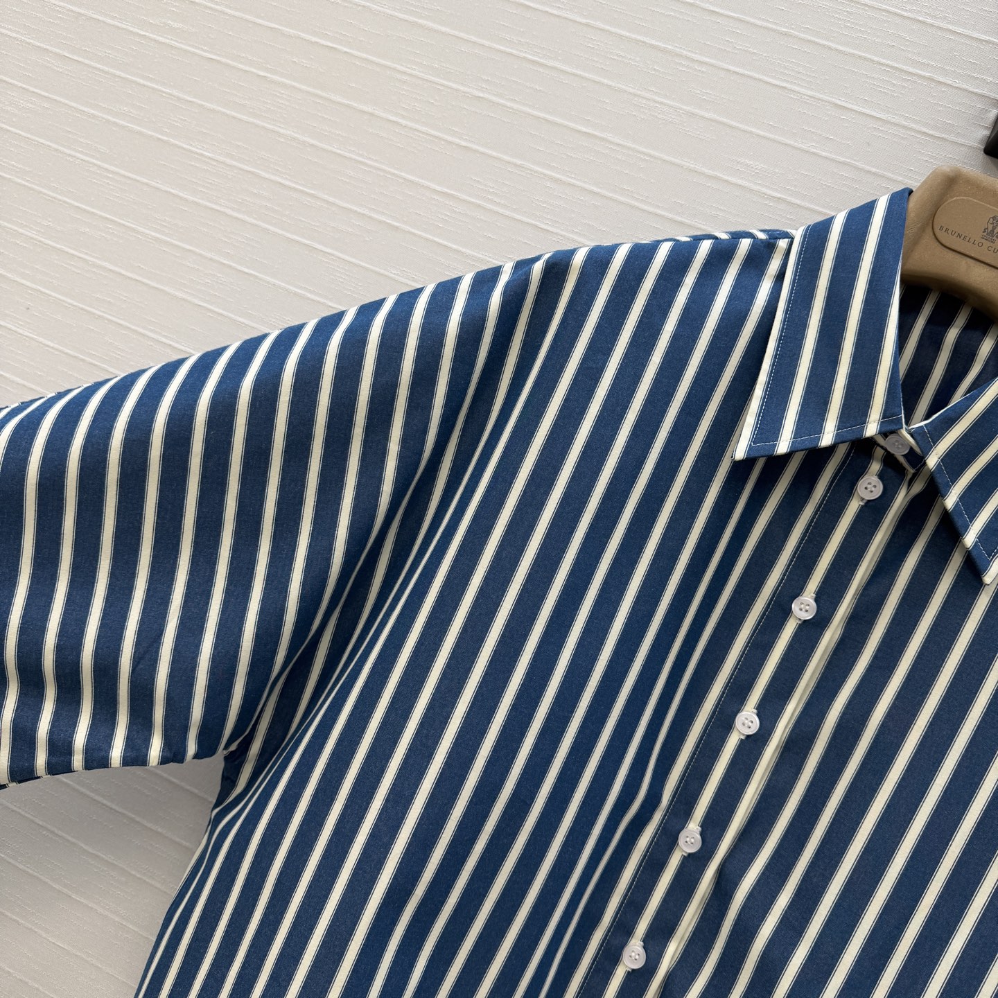 强烈推荐❤️Bc新品老钱休闲风穿搭！蓝色竖条纹衬衫，宽松短款剪裁版型轻松打造慵懒休闲风✨。条纹元素复古又