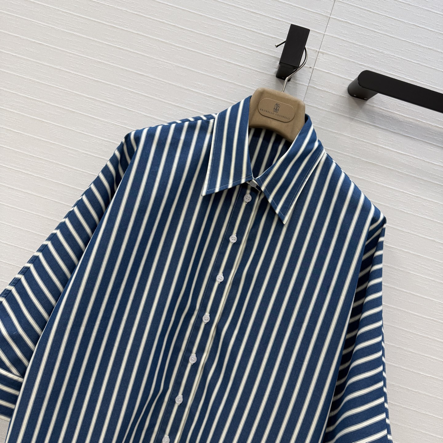 强烈推荐❤️Bc新品老钱休闲风穿搭！蓝色竖条纹衬衫，宽松短款剪裁版型轻松打造慵懒休闲风✨。条纹元素复古又