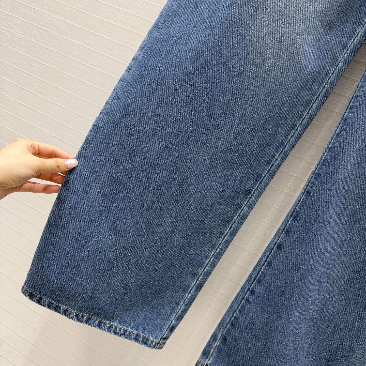 独家首发❤️爆单推荐，Alai*26ss新色，云水蓝洗水牛仔裤！品牌调性立裁弯刀弧形设计上身A爆啦！经典