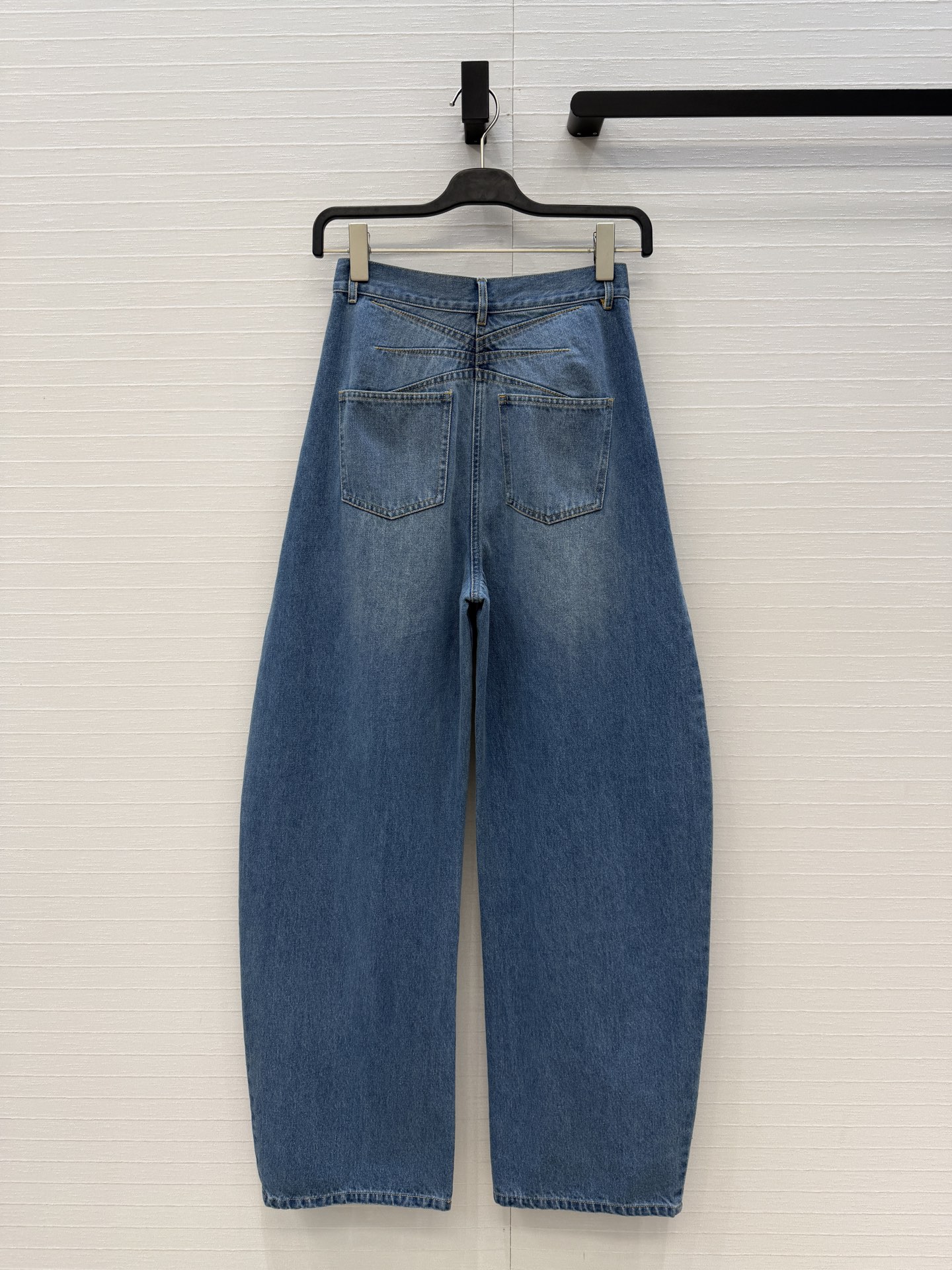 独家首发❤️爆单推荐，Alai*26ss新色，云水蓝洗水牛仔裤！品牌调性立裁弯刀弧形设计上身A爆啦！经典