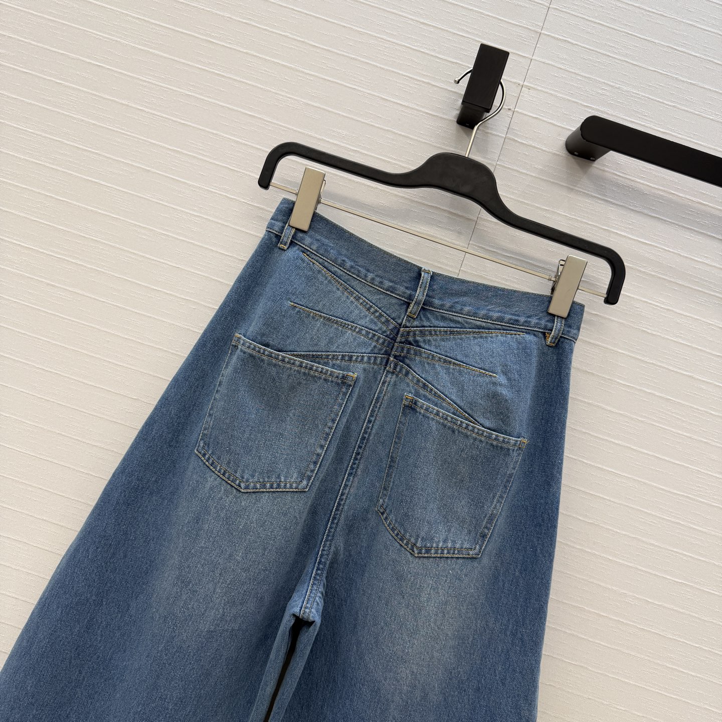 独家首发❤️爆单推荐，Alai*26ss新色，云水蓝洗水牛仔裤！品牌调性立裁弯刀弧形设计上身A爆啦！经典