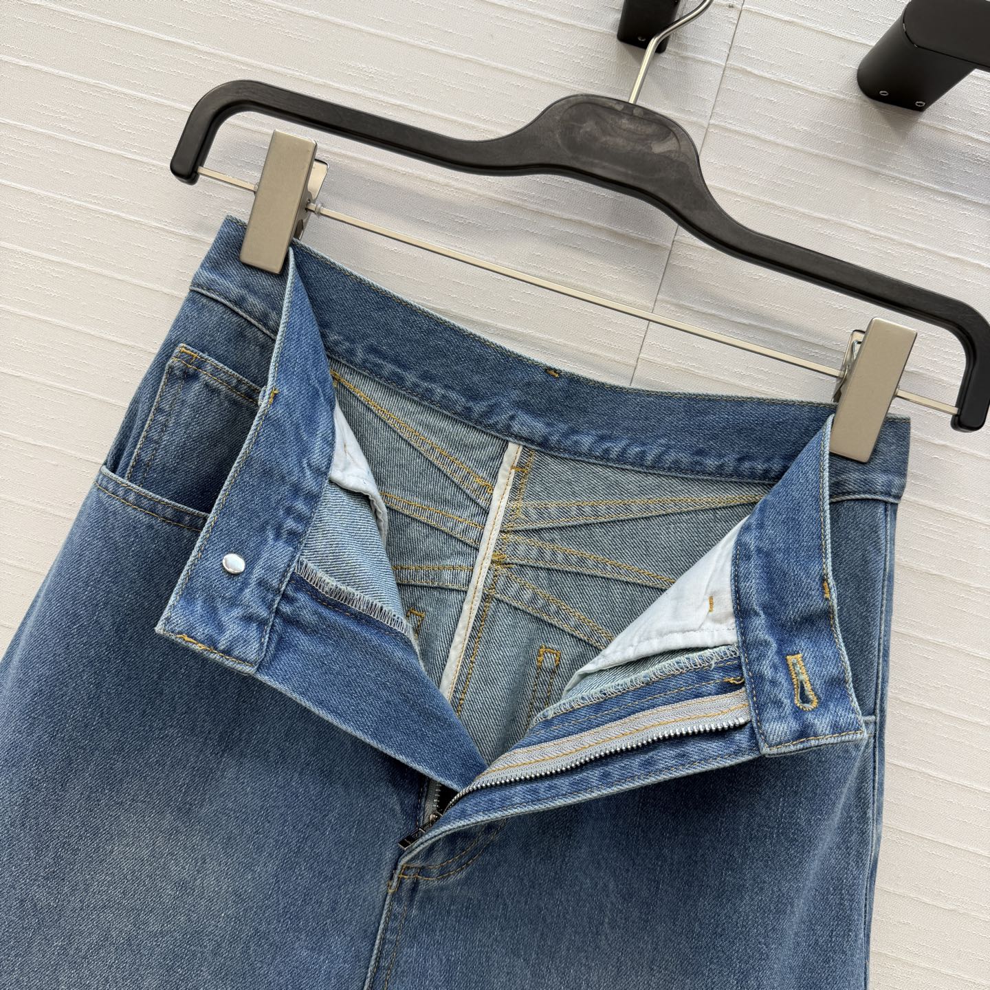 独家首发❤️爆单推荐，Alai*26ss新色，云水蓝洗水牛仔裤！品牌调性立裁弯刀弧形设计上身A爆啦！经典