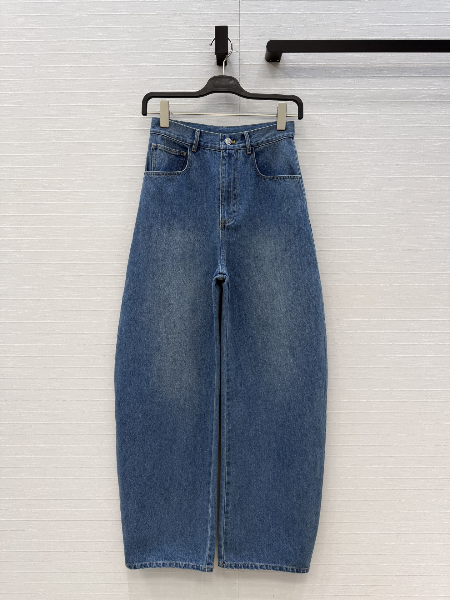 独家首发❤️爆单推荐，Alai*26ss新色，云水蓝洗水牛仔裤！品牌调性立裁弯刀弧形设计上身A爆啦！经典