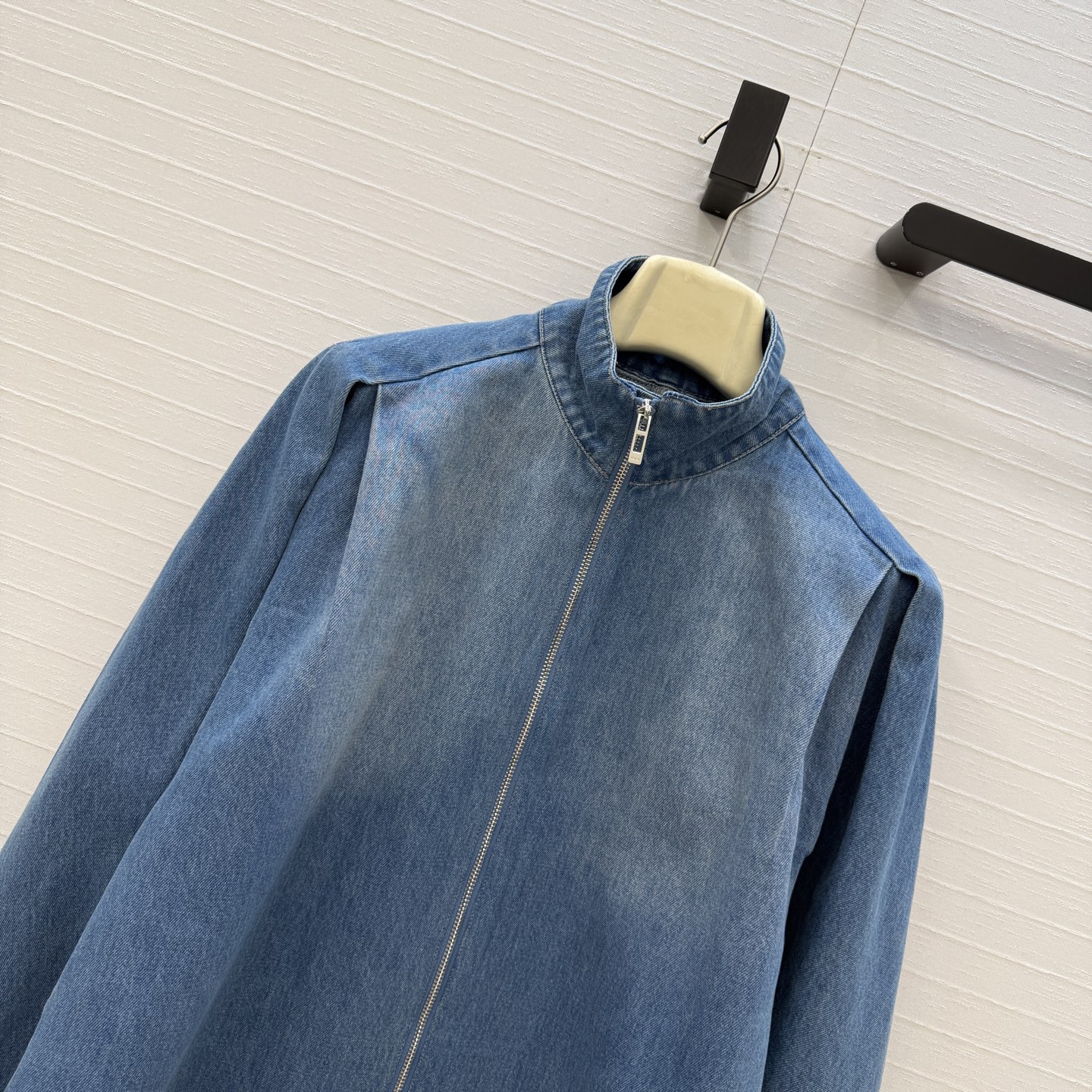 独家首发❤️爆单推荐，Alai*26ss新品，水洗蓝立领拉链牛仔外套。压褶工艺落肩设计雕塑感，前短后长剪