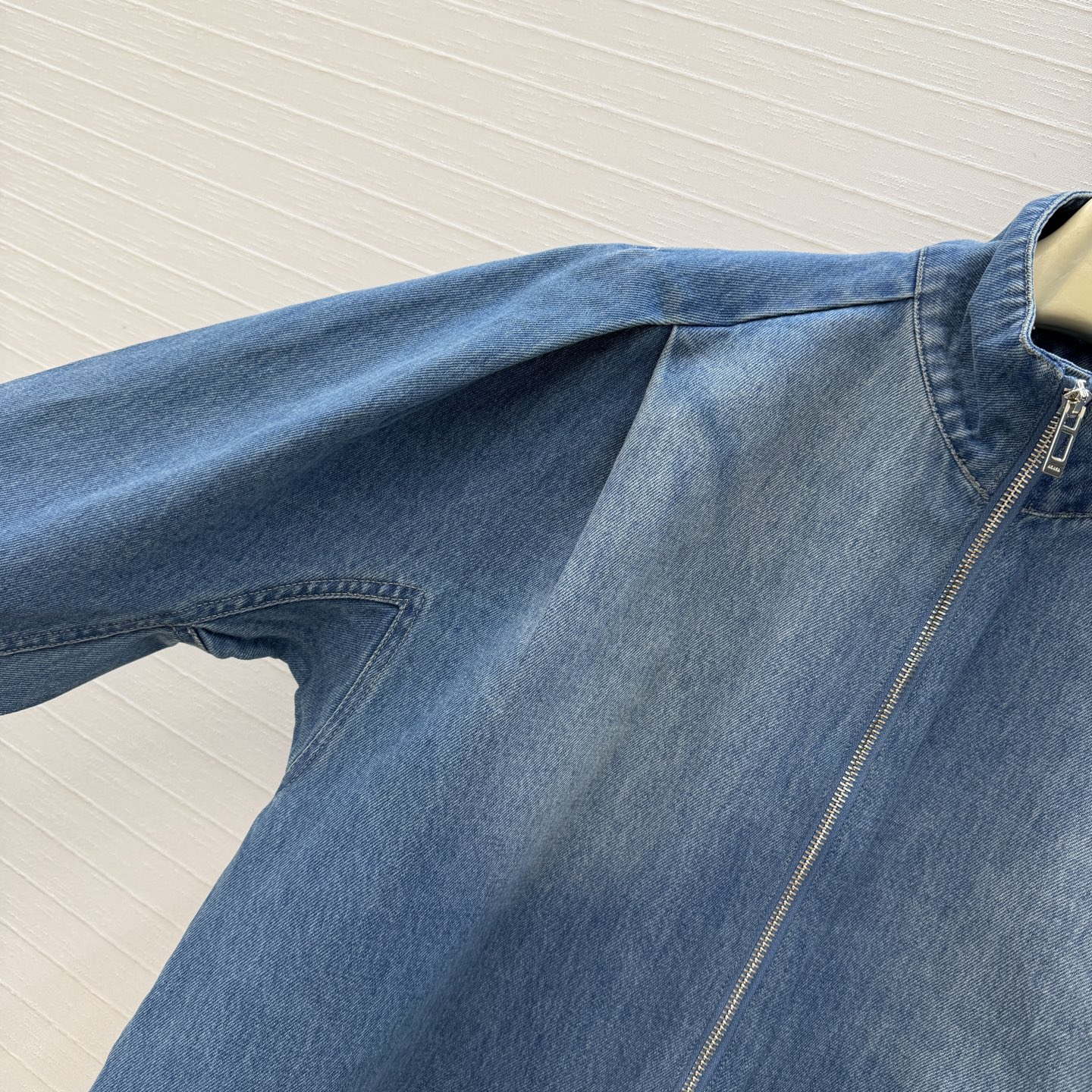 独家首发❤️爆单推荐，Alai*26ss新品，水洗蓝立领拉链牛仔外套。压褶工艺落肩设计雕塑感，前短后长剪