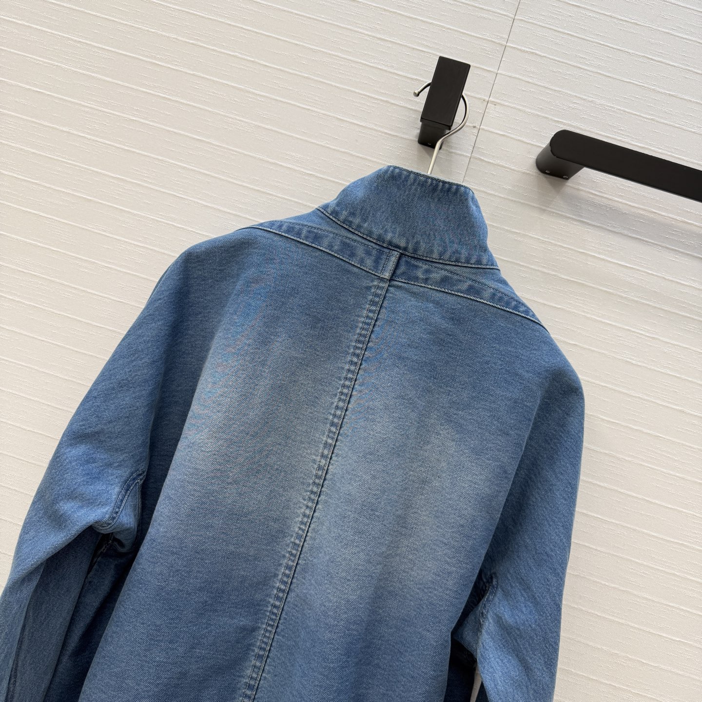 独家首发❤️爆单推荐，Alai*26ss新品，水洗蓝立领拉链牛仔外套。压褶工艺落肩设计雕塑感，前短后长剪