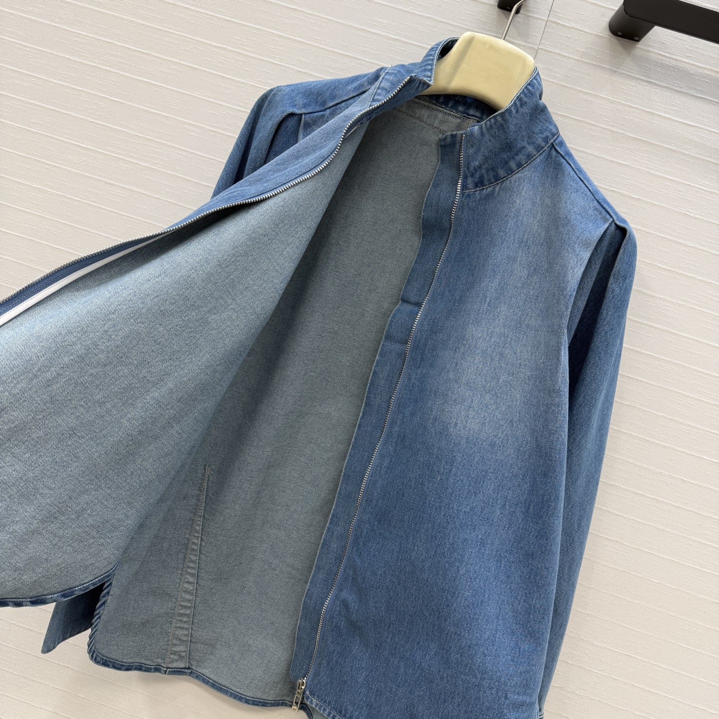 独家首发❤️爆单推荐，Alai*26ss新品，水洗蓝立领拉链牛仔外套。压褶工艺落肩设计雕塑感，前短后长剪