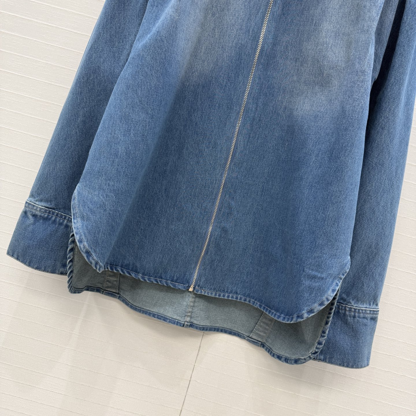 独家首发❤️爆单推荐，Alai*26ss新品，水洗蓝立领拉链牛仔外套。压褶工艺落肩设计雕塑感，前短后长剪