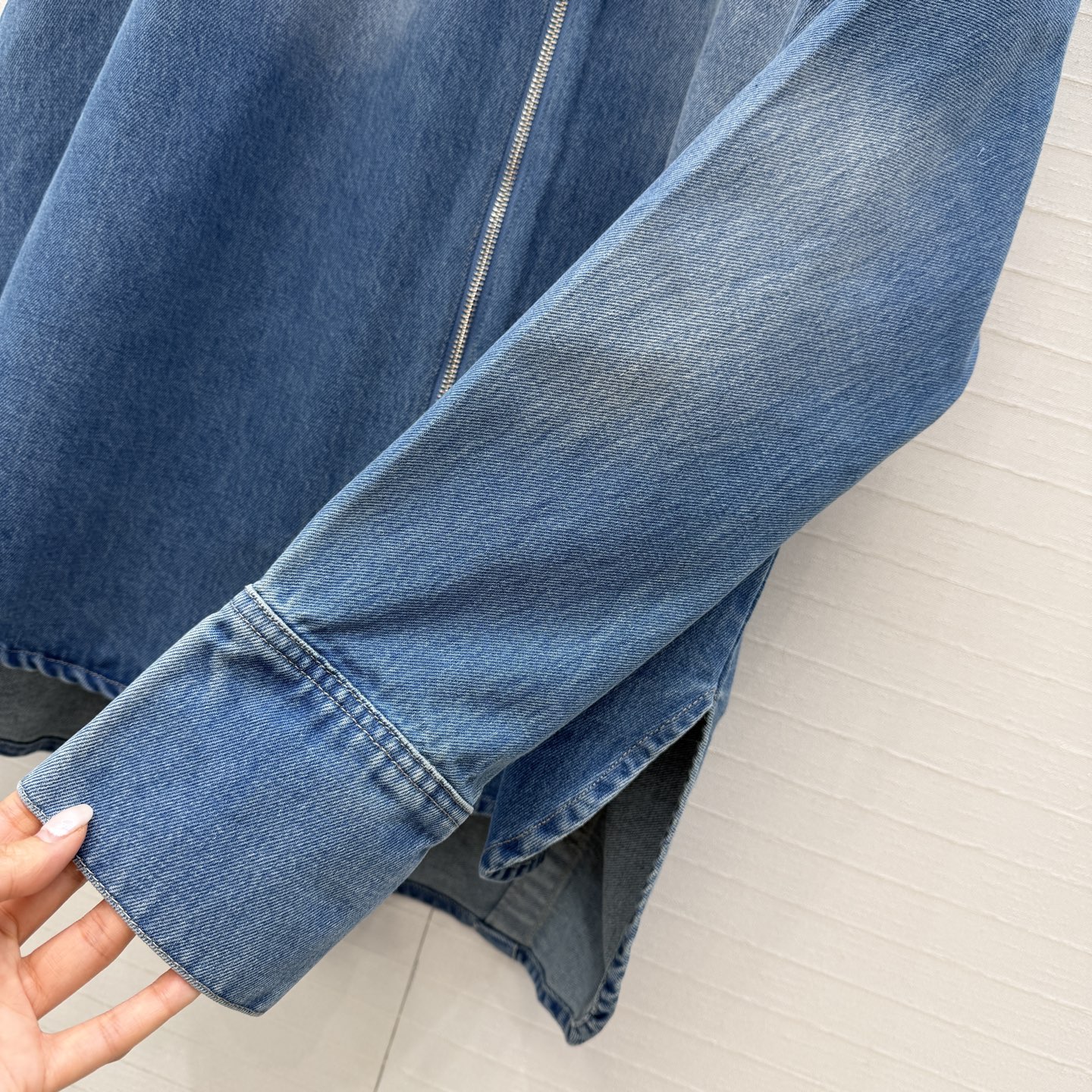 独家首发❤️爆单推荐，Alai*26ss新品，水洗蓝立领拉链牛仔外套。压褶工艺落肩设计雕塑感，前短后长剪