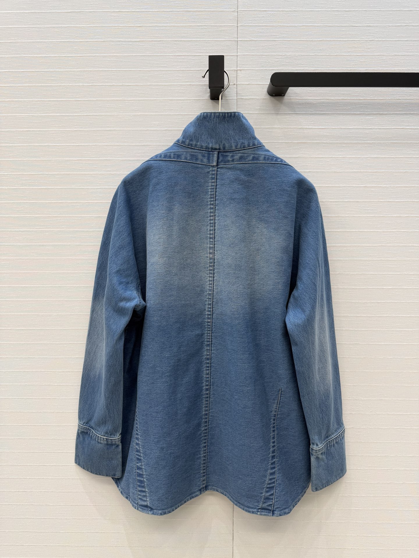 独家首发❤️爆单推荐，Alai*26ss新品，水洗蓝立领拉链牛仔外套。压褶工艺落肩设计雕塑感，前短后长剪