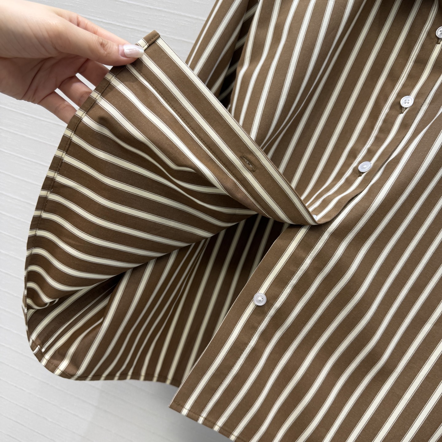 强烈推荐❤️Bc新品老钱休闲风穿搭！棕白色竖条纹灯笼袖衬衫，宽松短款剪裁版型轻松打造慵懒休闲风✨。条纹元