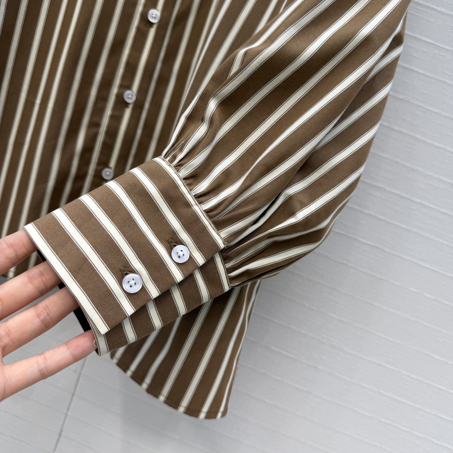 强烈推荐❤️Bc新品老钱休闲风穿搭！棕白色竖条纹灯笼袖衬衫，宽松短款剪裁版型轻松打造慵懒休闲风✨。条纹元