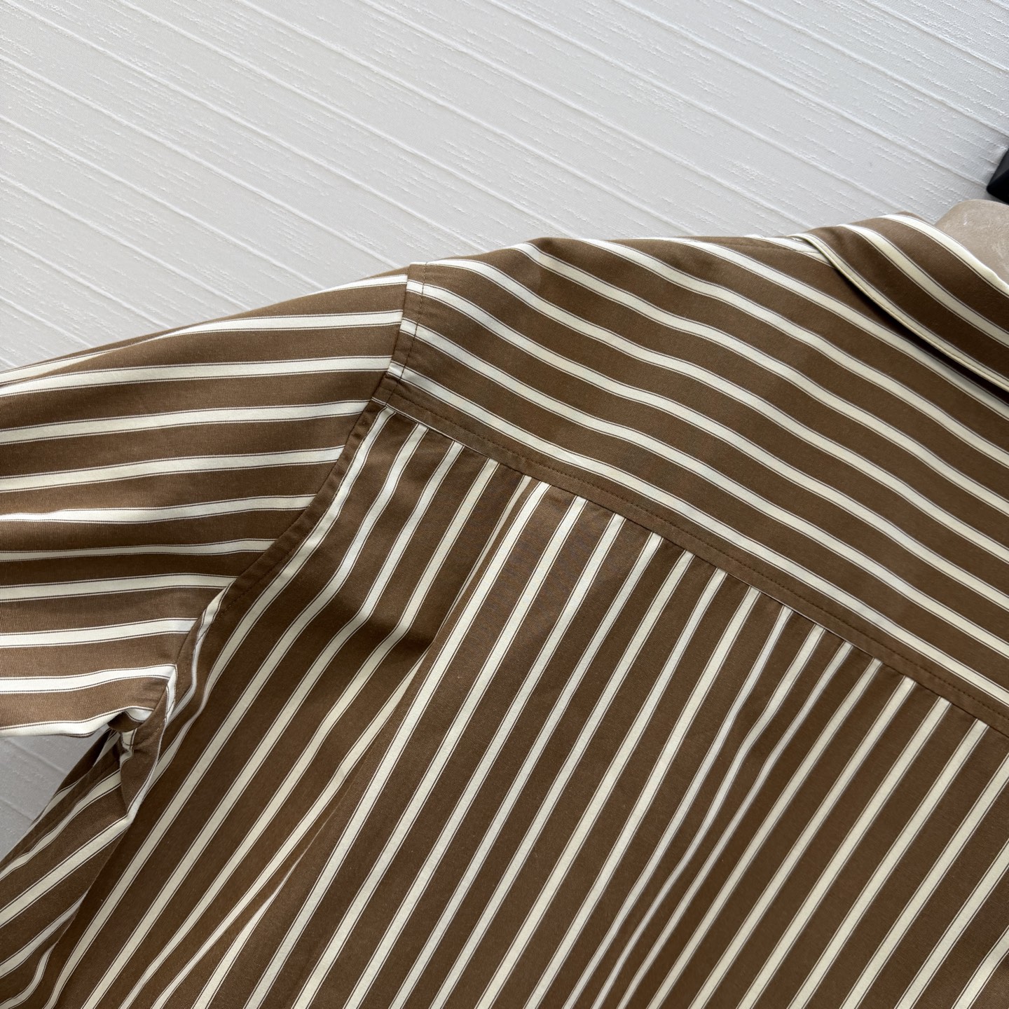 强烈推荐❤️Bc新品老钱休闲风穿搭！棕白色竖条纹灯笼袖衬衫，宽松短款剪裁版型轻松打造慵懒休闲风✨。条纹元