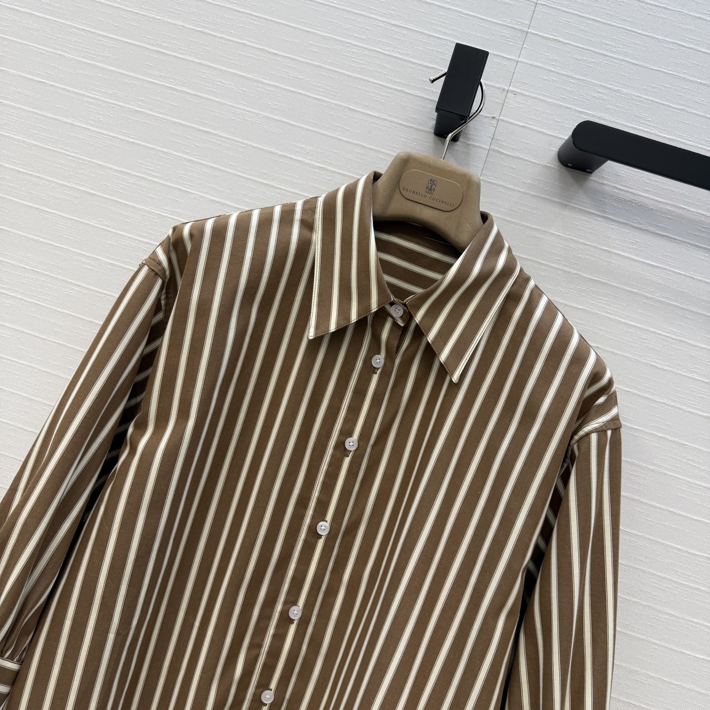 强烈推荐❤️Bc新品老钱休闲风穿搭！棕白色竖条纹灯笼袖衬衫，宽松短款剪裁版型轻松打造慵懒休闲风✨。条纹元