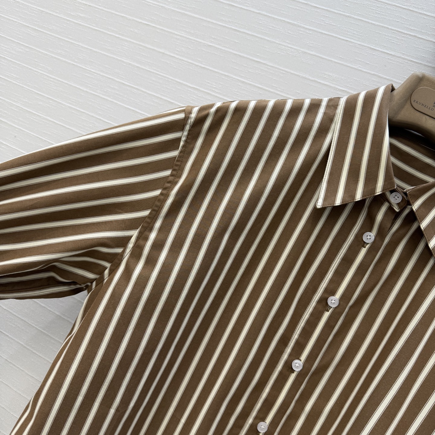 强烈推荐❤️Bc新品老钱休闲风穿搭！棕白色竖条纹灯笼袖衬衫，宽松短款剪裁版型轻松打造慵懒休闲风✨。条纹元