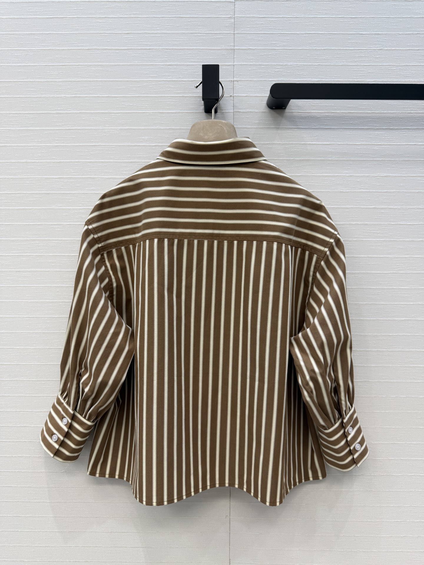 强烈推荐❤️Bc新品老钱休闲风穿搭！棕白色竖条纹灯笼袖衬衫，宽松短款剪裁版型轻松打造慵懒休闲风✨。条纹元