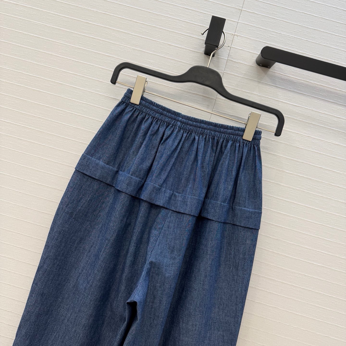 独家首发❤️Alai*新品老钱优雅风荷叶边阔腿休闲裤，经典抽绳松紧腰设计，腰部有双层叠搭的装饰结构增加了