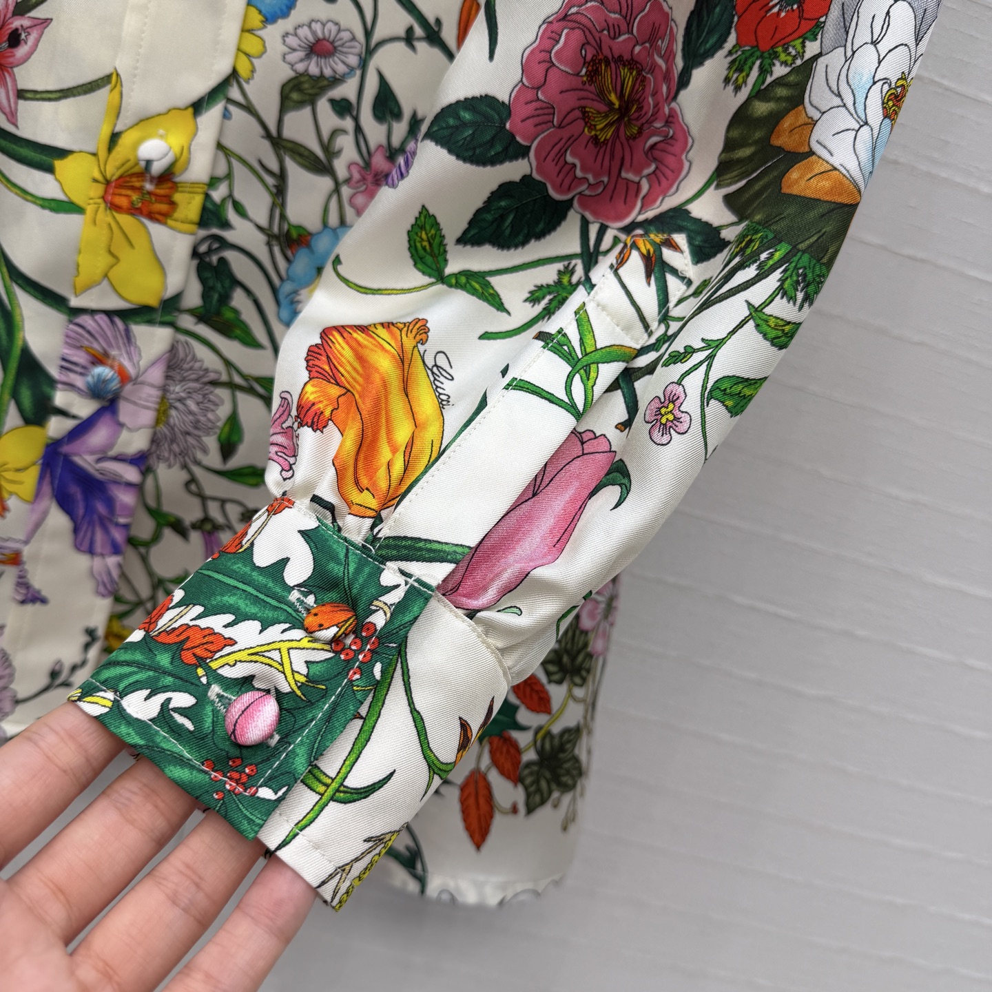 原单品质💕26春夏GG花㚏16姆米真丝衬衫！100%真丝斜纹绸，气质飘带系领 泡泡肩经典版型上身巨显瘦！