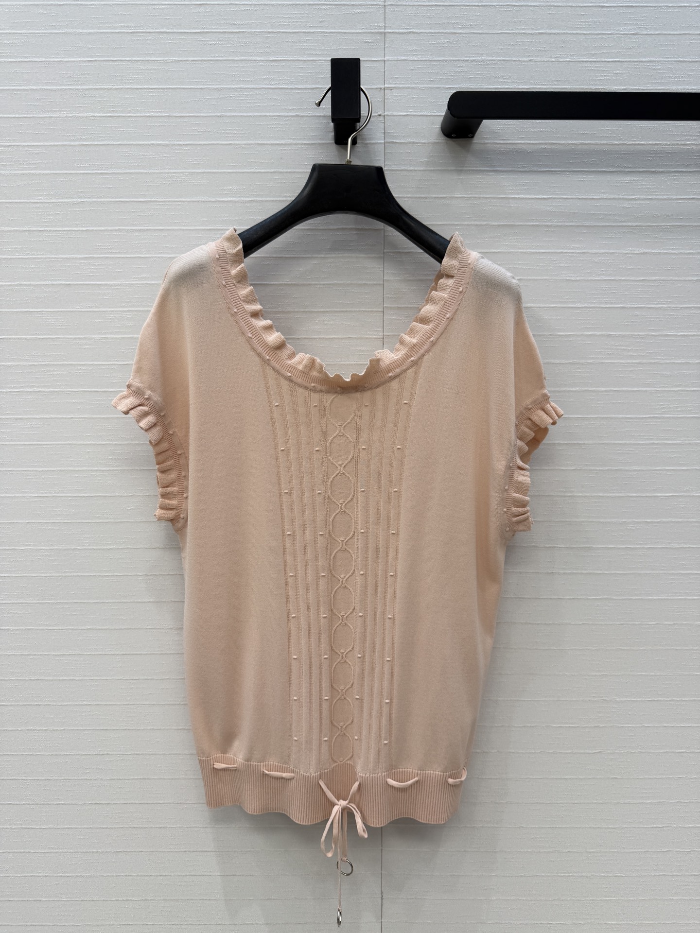 NO:774980,Hot item recommendation: He*m*26ss new product chain-head cable lace large round neck knitted top!  The temperament lotus leaf lace stitching, the waist-drawing design has an age-reducing effect, and the dropped shoulder sleeves are elegant and fashionable, making the upper body slimmer and versatile!  The quality of workmanship depends on the details. Three colors, sizes S-L. Big orders coming over!  Size 38, bust 88, length 54.., Hermès-clothing, hermes,19860909爆单推荐He*m*26ss新品 链头绞花花边大圆领针织上衣！气质荷叶花边拼接 抽身束腰设计减龄效果,落肩袖版型优雅又时髦,不挑人上身显瘦又百搭！做工品质看细节.三色S-L码.大单子甩过来！38码,胸围88,衣长54..,爱马仕-服装,hermes,,Women's clothing