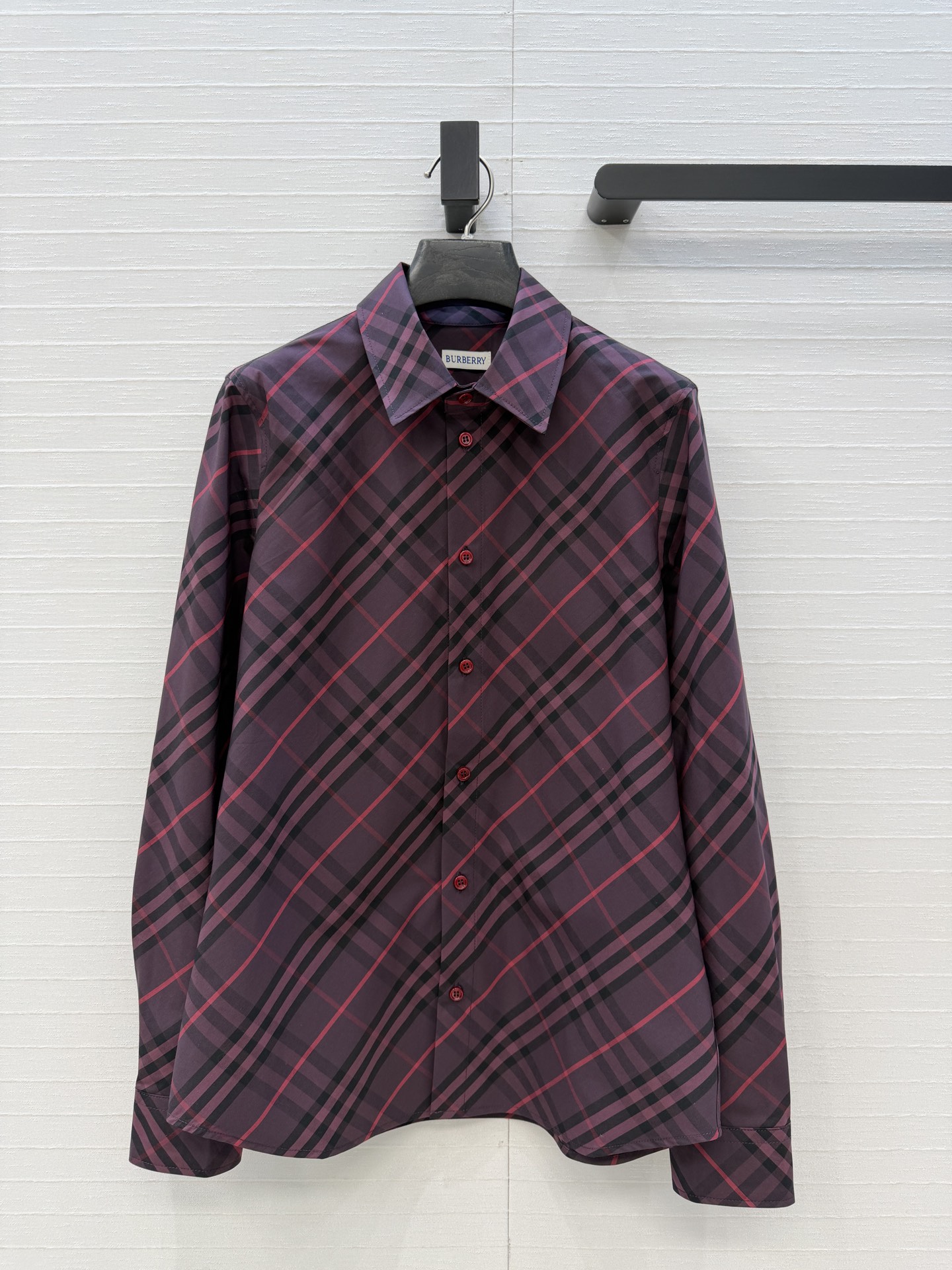 NO:723886,Highly recommend Bury*'s new classic plaid shirt, it has a slim fit and is versatile and easy to match. The upper body is elegant and handsome, a new interpretation of British style!  Imported pure cotton fabric has a skin-friendly and delicate texture!  Perfect workmanship quality depends on the details. Three colors S.M.L.19860909强烈推荐Bury*新品经典格纹衬衫,气质修身版型百搭不挑人.上身优雅帅气全新演绎英伦风！进口纯棉面料质感亲肤细腻！完美做工品质看细节.现货三色S.M.L.XL四码.大单子甩过来.38码,肩宽39,胸围92,衣长65.,博柏利-服装,burberry,shirts,,Women's clothing