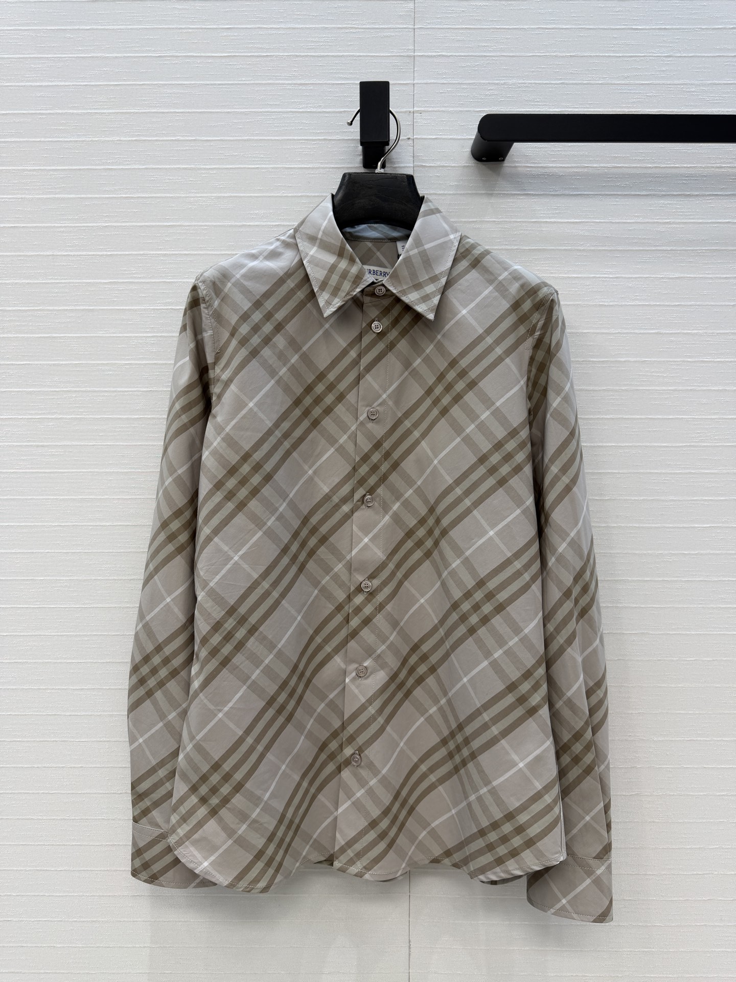 NO:723882,Highly recommend Bury*'s new classic plaid shirt, it has a slim fit and is versatile and easy to match. The upper body is elegant and handsome, a new interpretation of British style!  Imported pure cotton fabric has a skin-friendly and delicate texture!  Perfect workmanship quality depends on the details. Three colors S.M.L.19860909强烈推荐Bury*新品经典格纹衬衫,气质修身版型百搭不挑人.上身优雅帅气全新演绎英伦风！进口纯棉面料质感亲肤细腻！完美做工品质看细节.现货三色S.M.L.XL四码.大单子甩过来.38码,肩宽39,胸围92,衣长65..,博柏利-服装,burberry,shirts,,Women's clothing