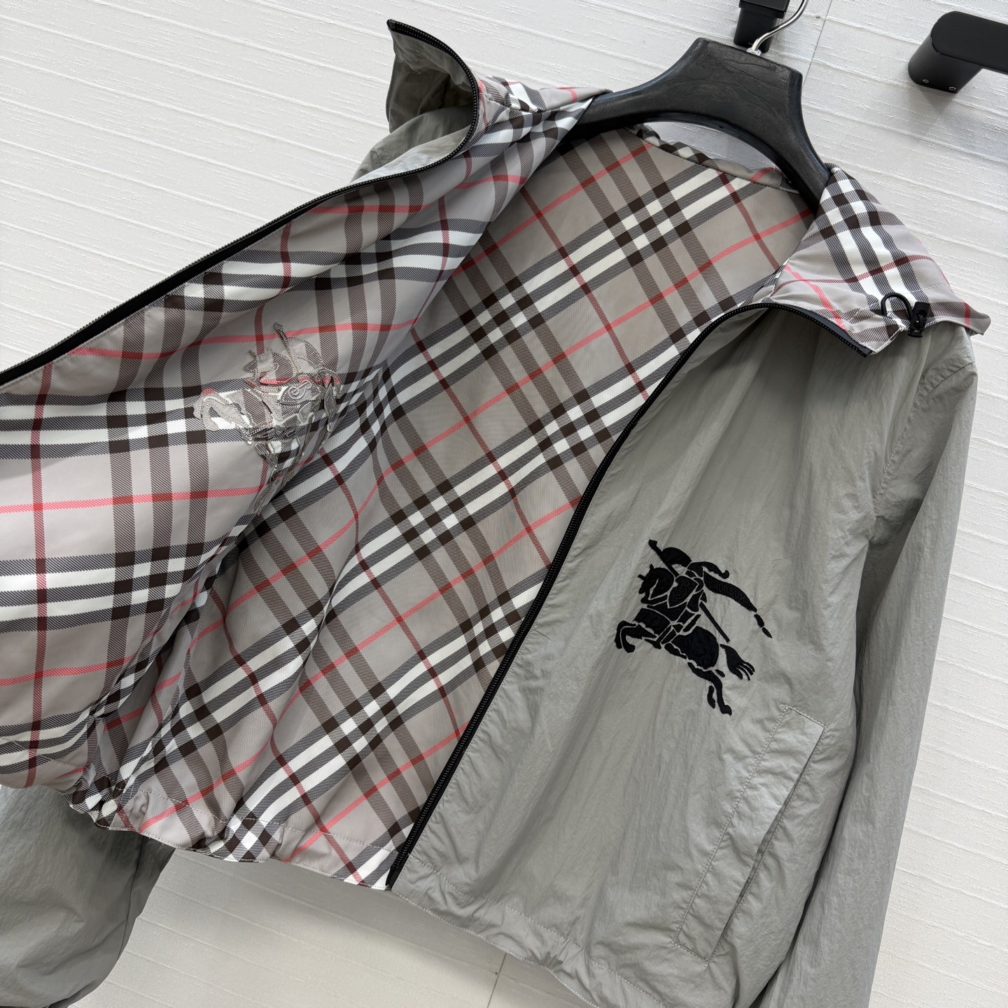 NO:723872,Exclusive first release of original quality Bur* new products!  Reversible plaid hooded jacket!  Perfect for spring and autumn~ Reversible design, you can switch styles at will, original custom-made dense rubber zipper hardware accessories. Decorated with equestrian knight logo appliqué embroidery on the side, low-key luxury, imported fabric texture is light and delicate, casual version is versatile, the upper body is slim and tall!  Perfect workmanship quality depends on the details, two colors S-XL sizes, available now. Size 36. Shoulder width 44, bust 110, length 53..., Burberry - clothing, burberry, jackets & coats, jackets & coats, hats,19860909独家首发原单品质Bur*新品！双面穿格纹夹克连帽外套！春秋季节超适合穿～双面穿设计,随心切换风格,原版定制密胶拉链五金配件.侧边饰有马术骑士徽标贴花刺绣低调奢华,进口面料质感轻盈细腻,休闲版型百搭上身显瘦又高挑！完美做工品质看细节,两色S-XL码,现货开抢.36码.肩宽44,胸围110,衣长53..,博柏利-服装,burberry,jackets & coats,jackets & coats,hats,,Women's clothing