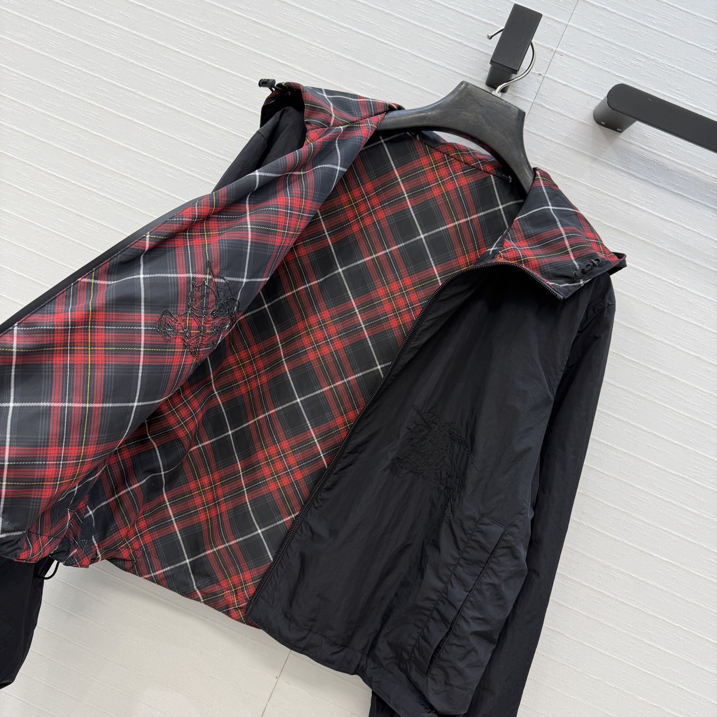 NO:742314,Exclusive first release of original quality Bur* new products!  Reversible plaid hooded jacket!  Perfect for spring and autumn~ Reversible design, you can switch styles at will, original custom-made dense rubber zipper hardware accessories. Decorated with equestrian knight logo appliqué embroidery on the side, low-key luxury, imported fabric texture is light and delicate, casual version is versatile, the upper body is slim and tall!  Perfect workmanship quality depends on the details, two colors S-XL sizes, available now. Size 36. Shoulder width 44, bust 110, length 53..., Burberry - clothing, burberry, jackets & coats, jackets & coats, hats,19860909独家首发原单品质Bur*新品！双面穿格纹夹克连帽外套！春秋季节超适合穿～双面穿设计,随心切换风格,原版定制密胶拉链五金配件.侧边饰有马术骑士徽标贴花刺绣低调奢华,进口面料质感轻盈细腻,休闲版型百搭上身显瘦又高挑！完美做工品质看细节,两色S-XL码,现货开抢.36码.肩宽44,胸围110,衣长53..,博柏利-服装,burberry,jackets & coats,jackets & coats,hats,,Women's clothing