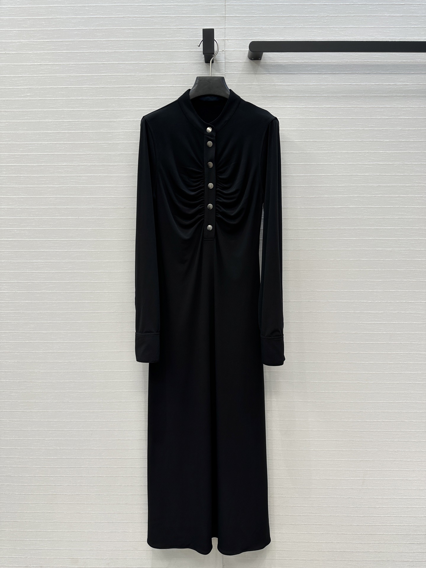 NO:778948,Exclusively debuting Alai*'s new pleated small stand-up collar dress. The front is decorated with buttons, and the pleated design on the chest area adds a sense of layering. The slim-fitting small A skirt is versatile and easy to match. It has a minimalist and elegant temperament. It is a must-have fashion item for casual and commuting, and the quality of skin texture depends on the details. Two colors and three sizes are available in seconds!  Size S shoulder width 35, bust 80, waist 68, skirt length 123,., women's clothing, alaia, skirts,19860909独家首发Alai*新品褶皱小立领连衣裙,前襟饰有纽扣装饰,胸部区域有褶皱设计增添了层次感,修身小A裙摆剪裁百搭不挑人,极简优雅气质,休闲通勤白富美必入时髦单品,肌肤质感做品质看细节,两色三码现货速度秒！S码肩宽35,胸围80,腰围68,裙长123,.,女装,alaia,skirts,,Women's clothing