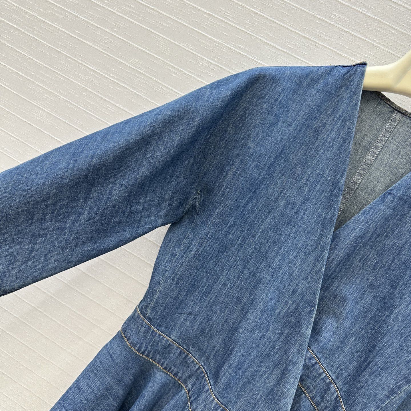 独家首发❤️原单品质，Alai*新品深V领收腰不对称牛仔衬衫裙，巧妙的螺旋侧扣设计不对称褶裥蓬蓬裙摆立体